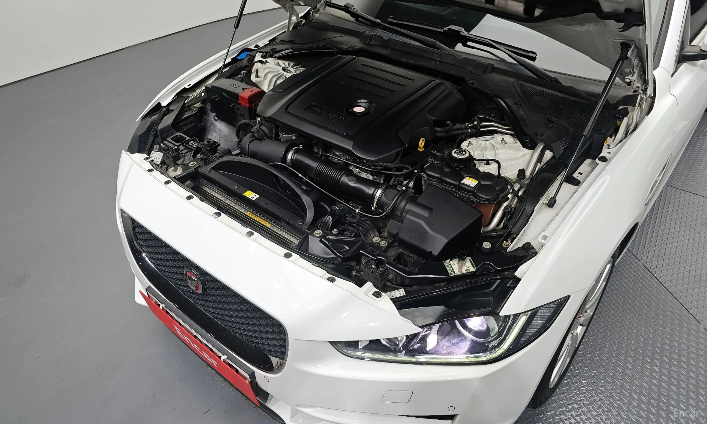 Jaguar XE превью 6