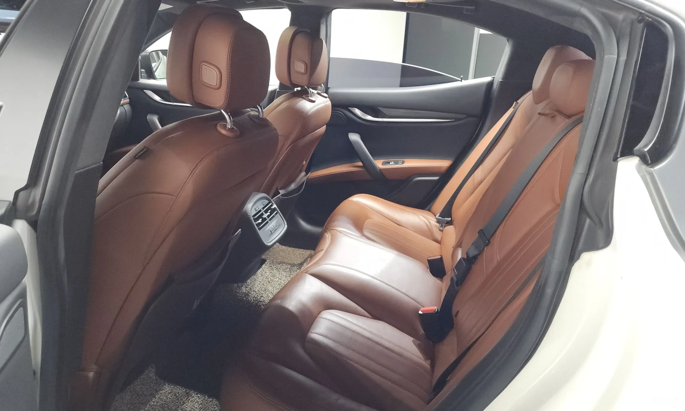 Maserati Ghibli превью 19