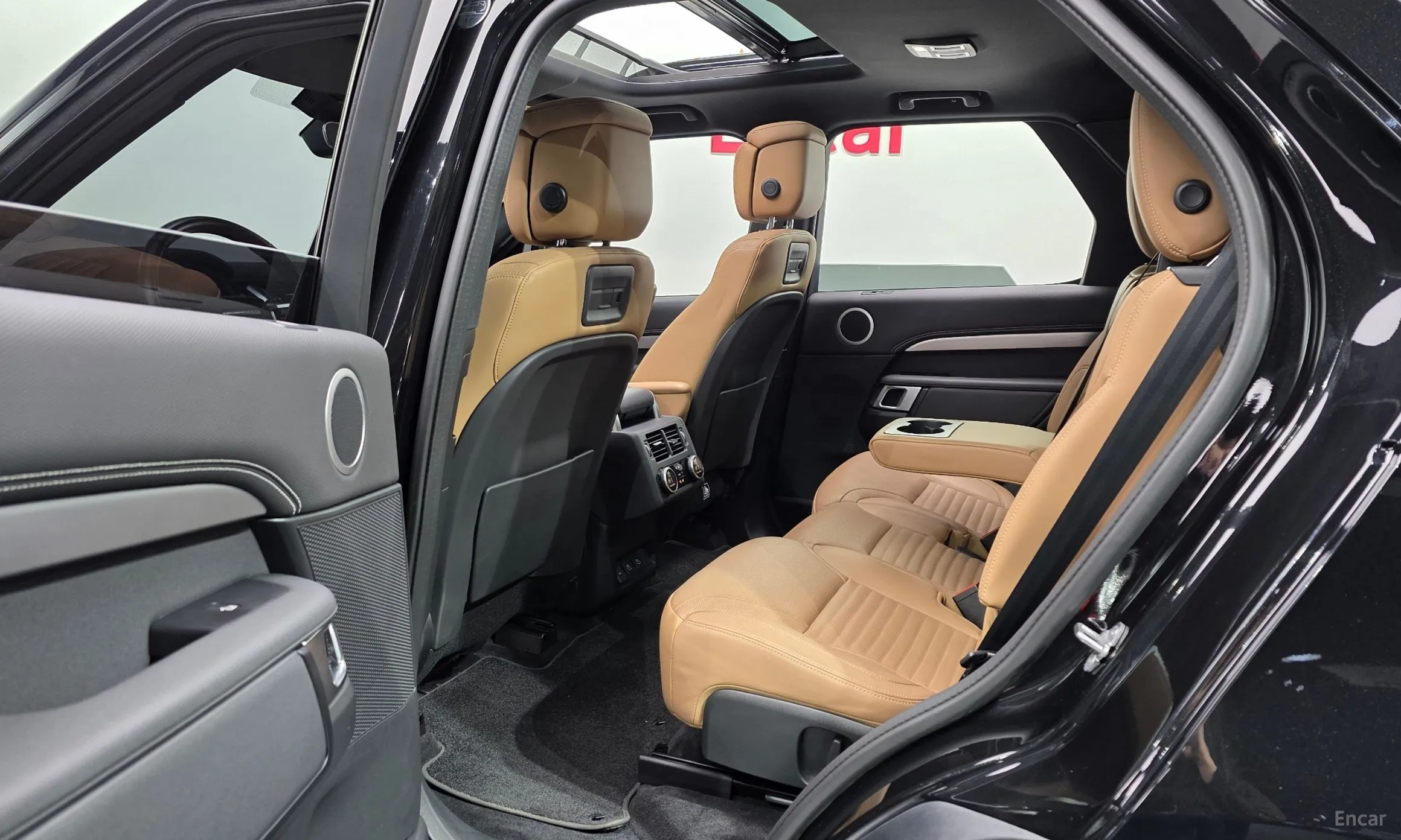 Land Rover Discovery 5 превью 11