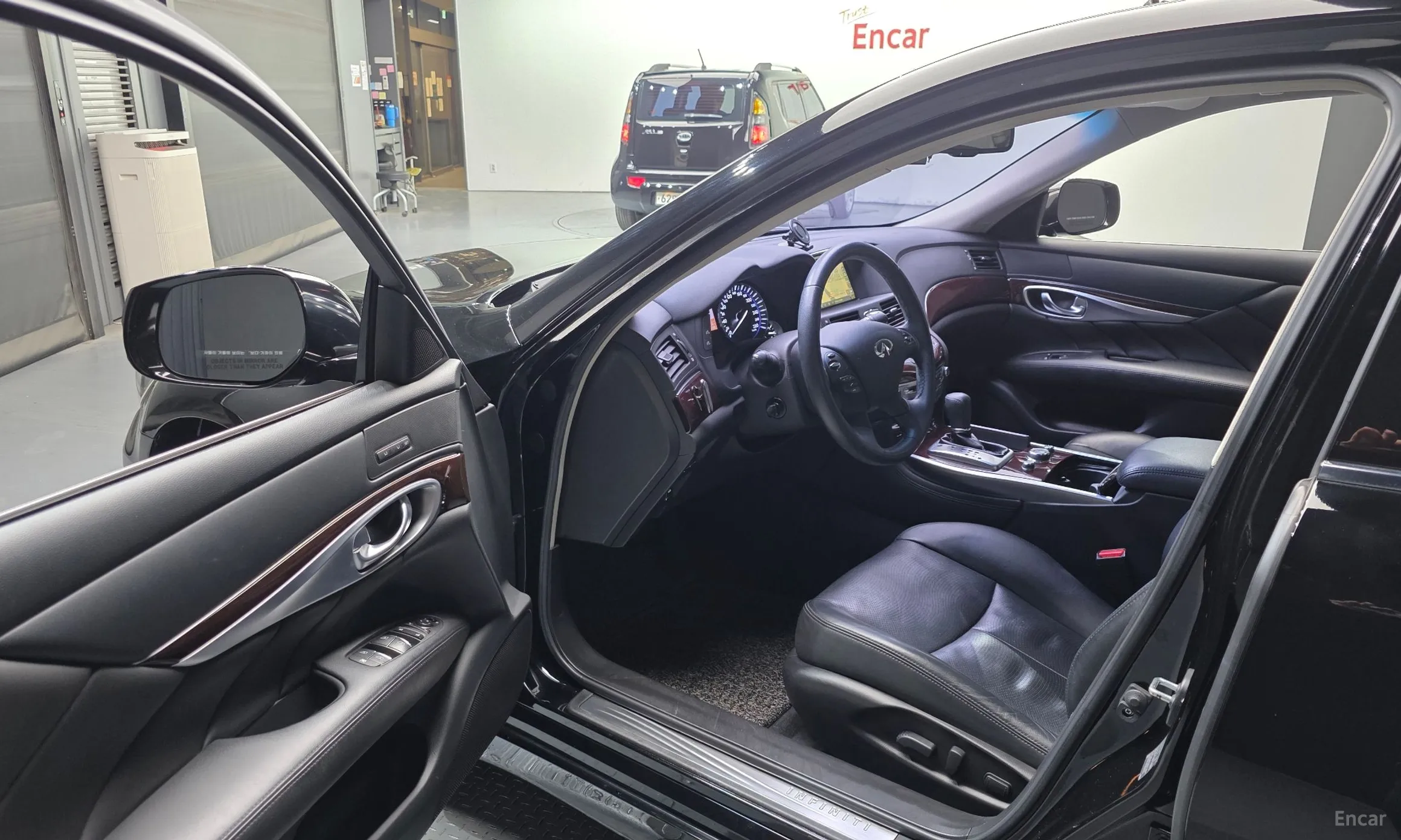 Infiniti Q70 превью 10