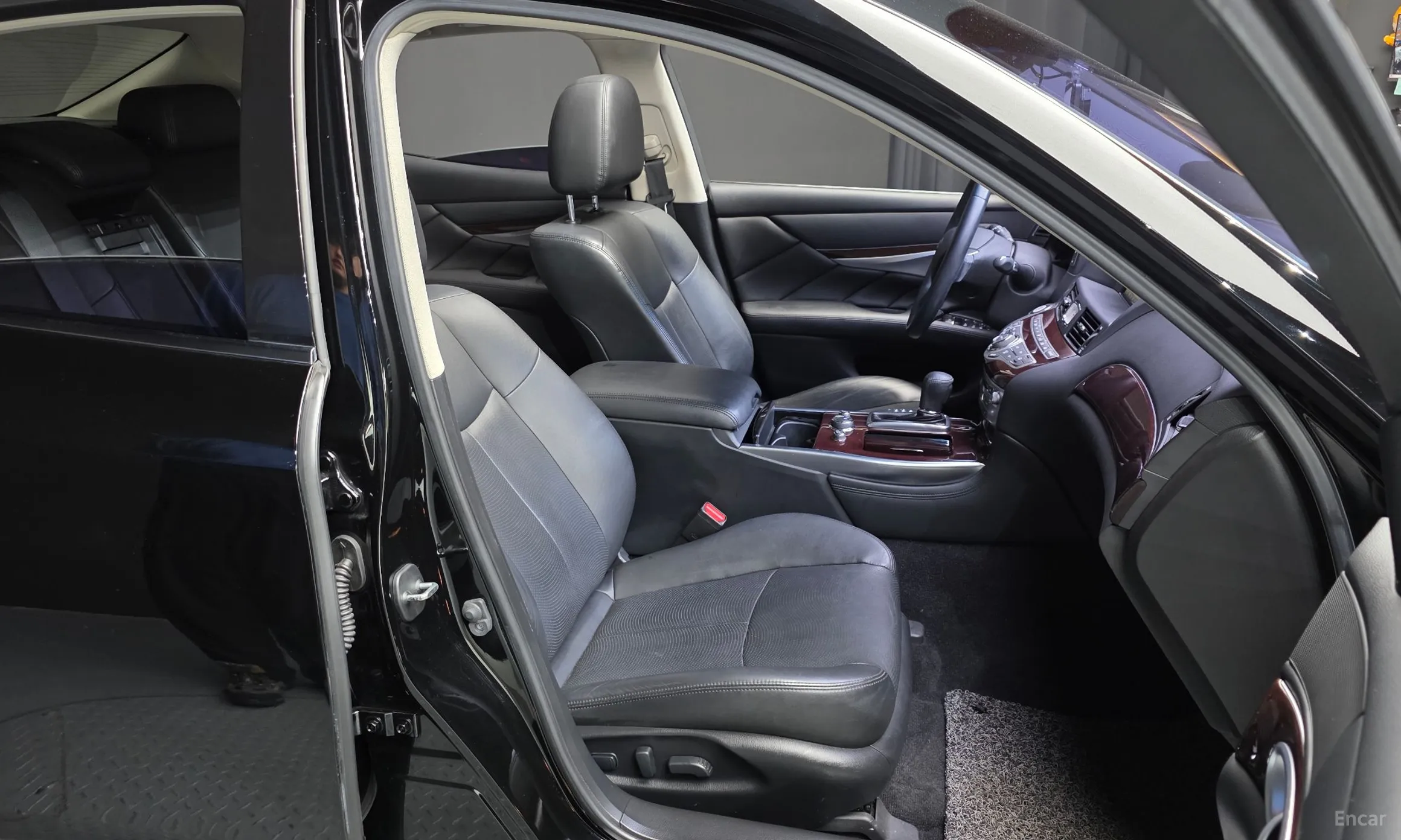 Infiniti Q70 превью 12