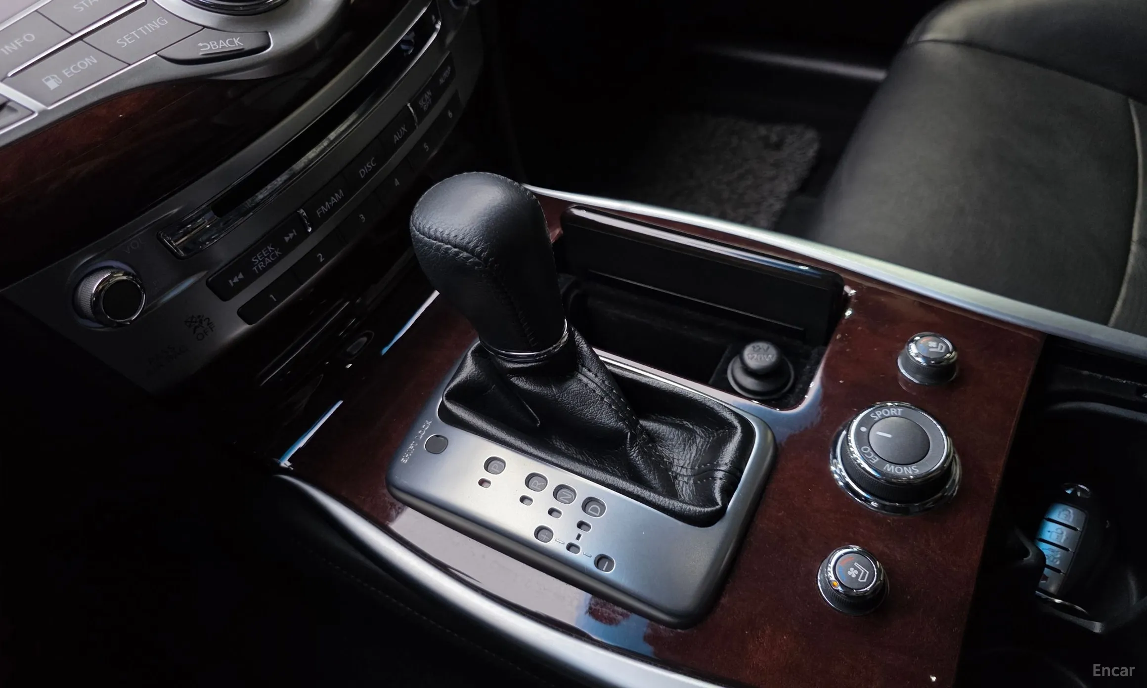 Infiniti Q70 превью 9