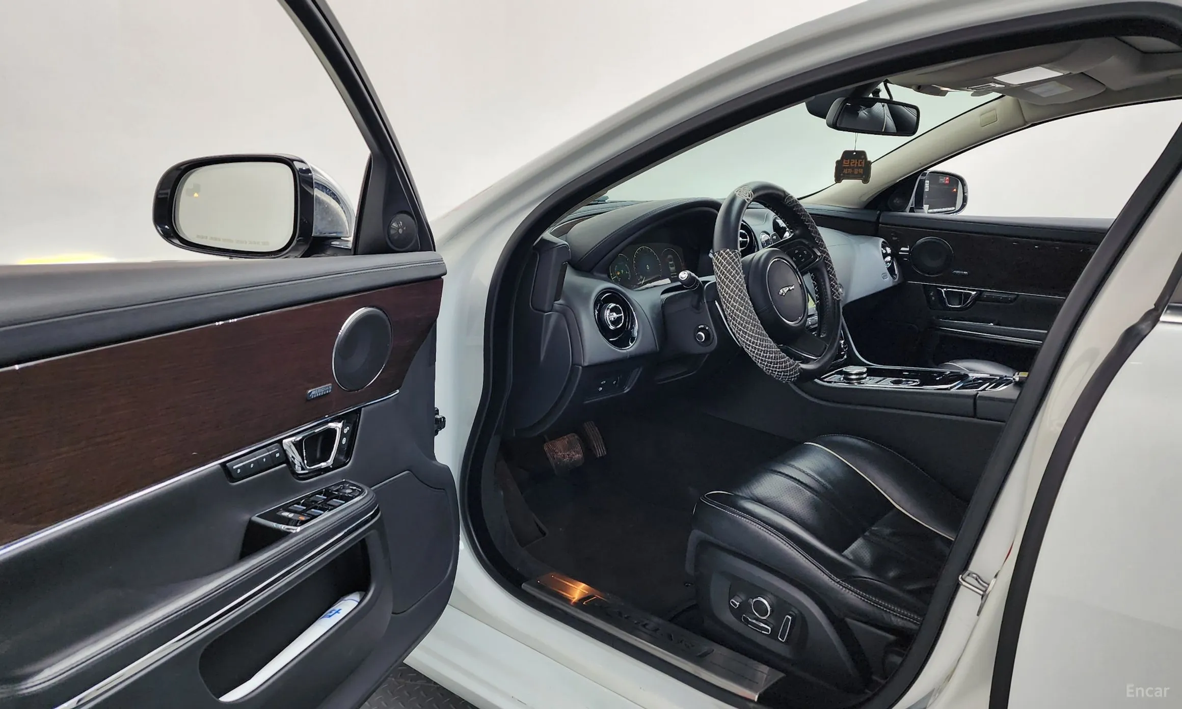 Jaguar All New XJ превью 10