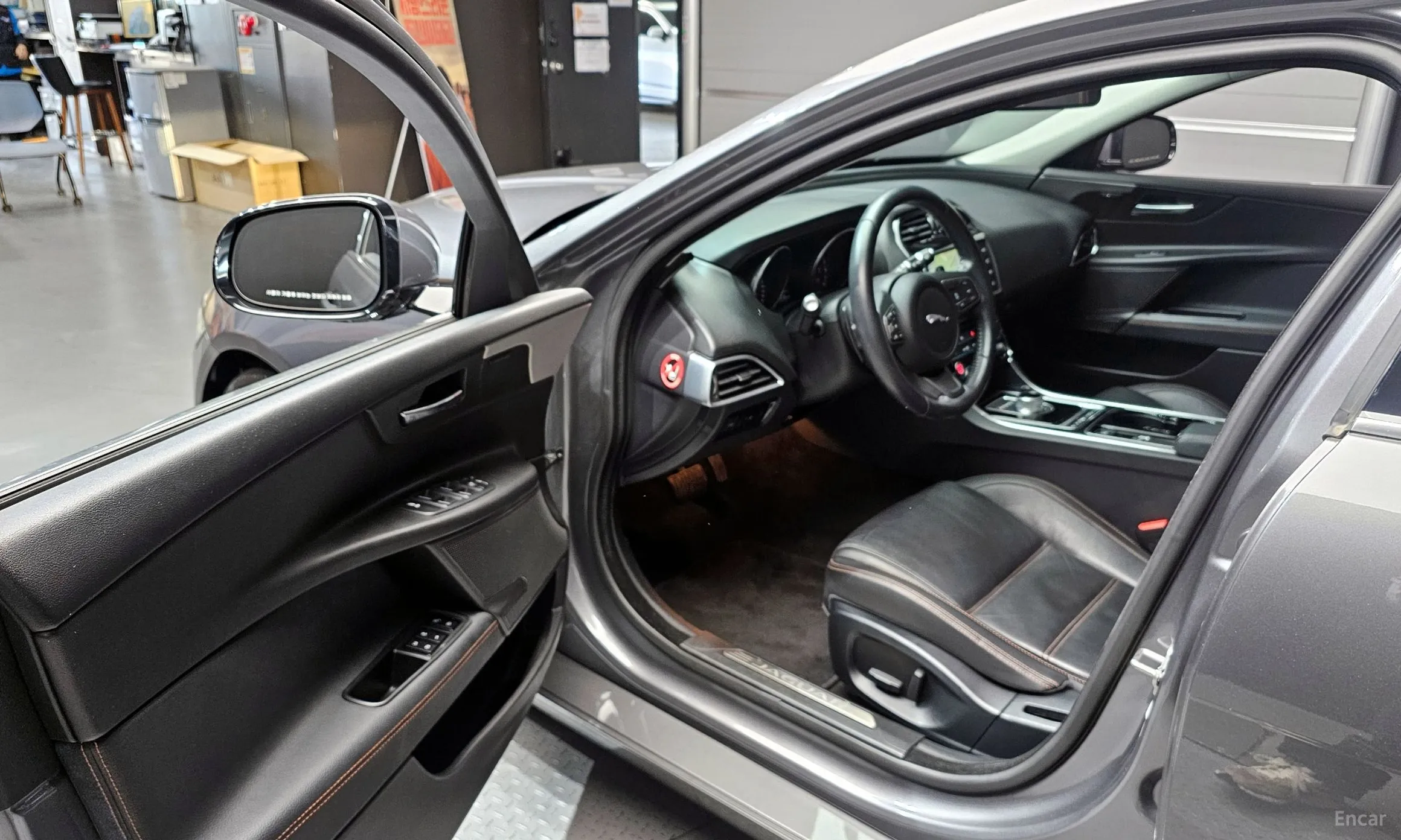 Jaguar XE превью 10