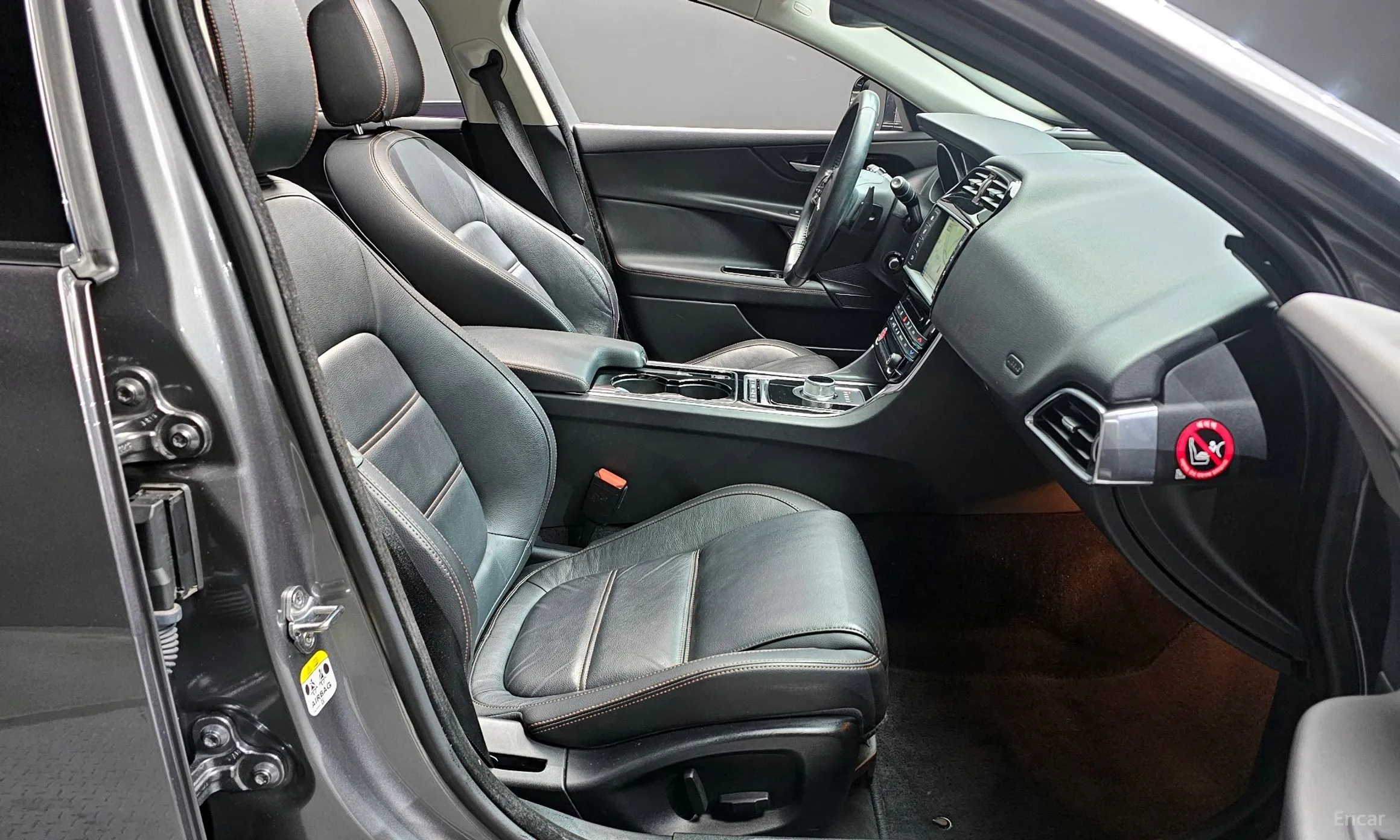 Jaguar XE превью 11