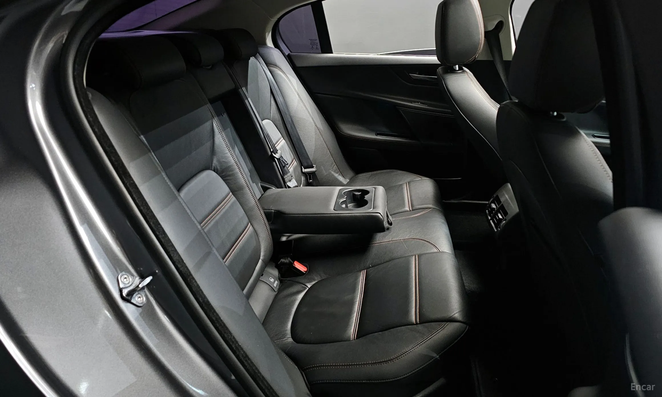 Jaguar XE превью 12