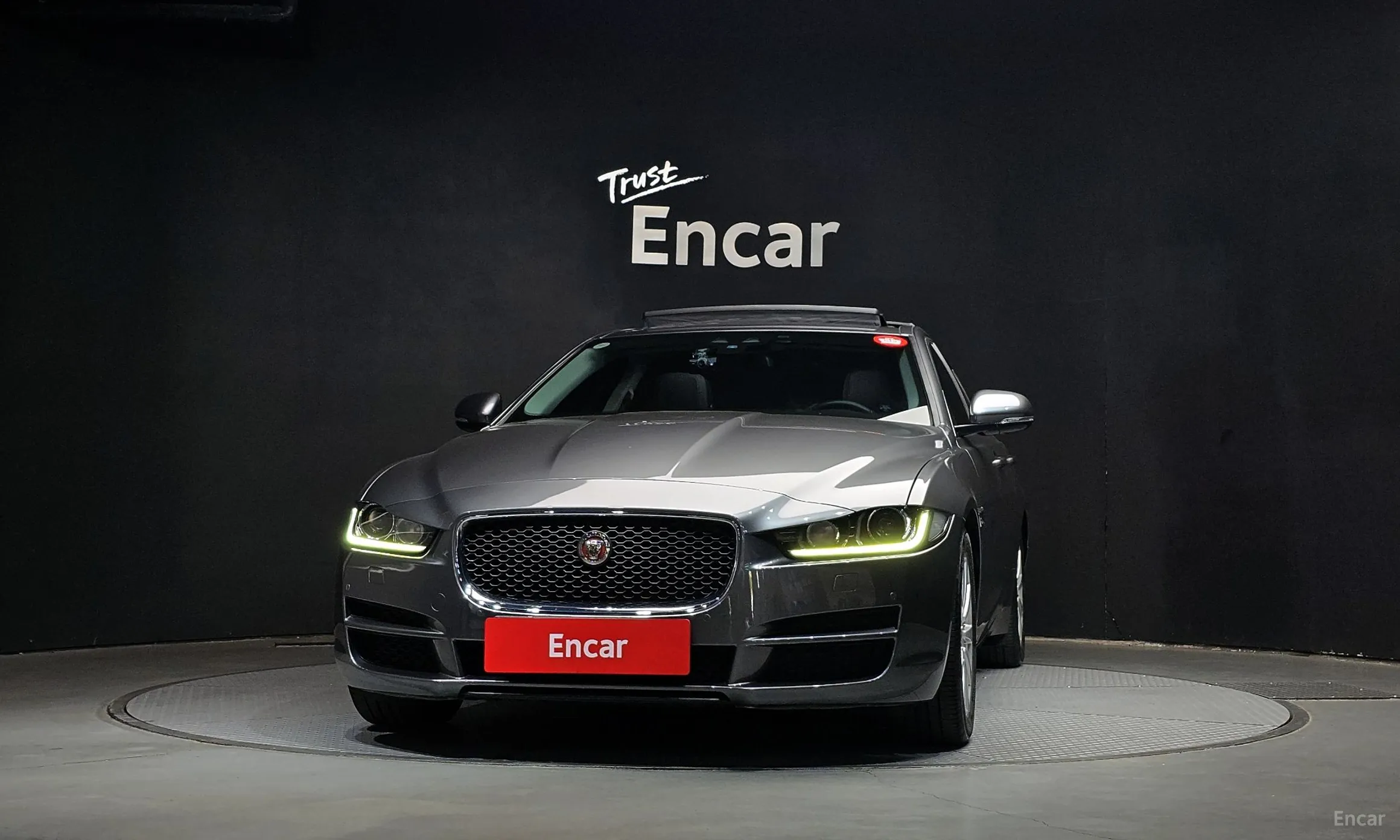 Jaguar XE превью 3