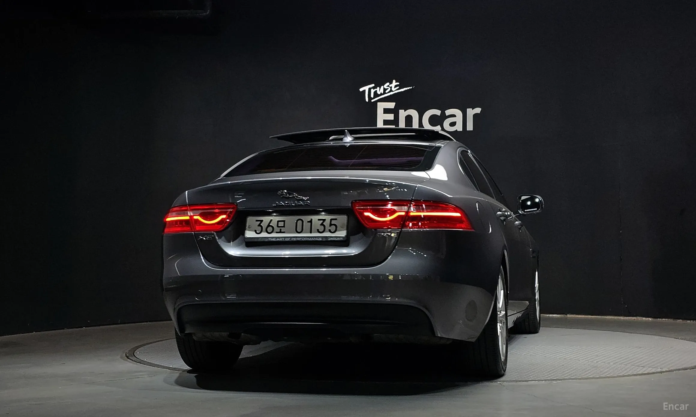 Jaguar XE превью 4