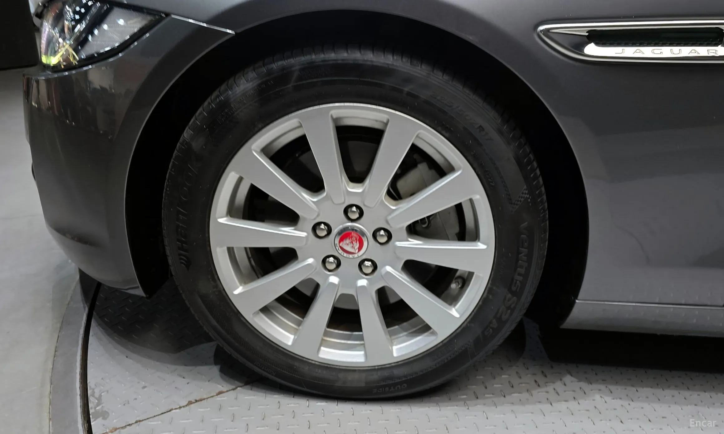 Jaguar XE превью 5