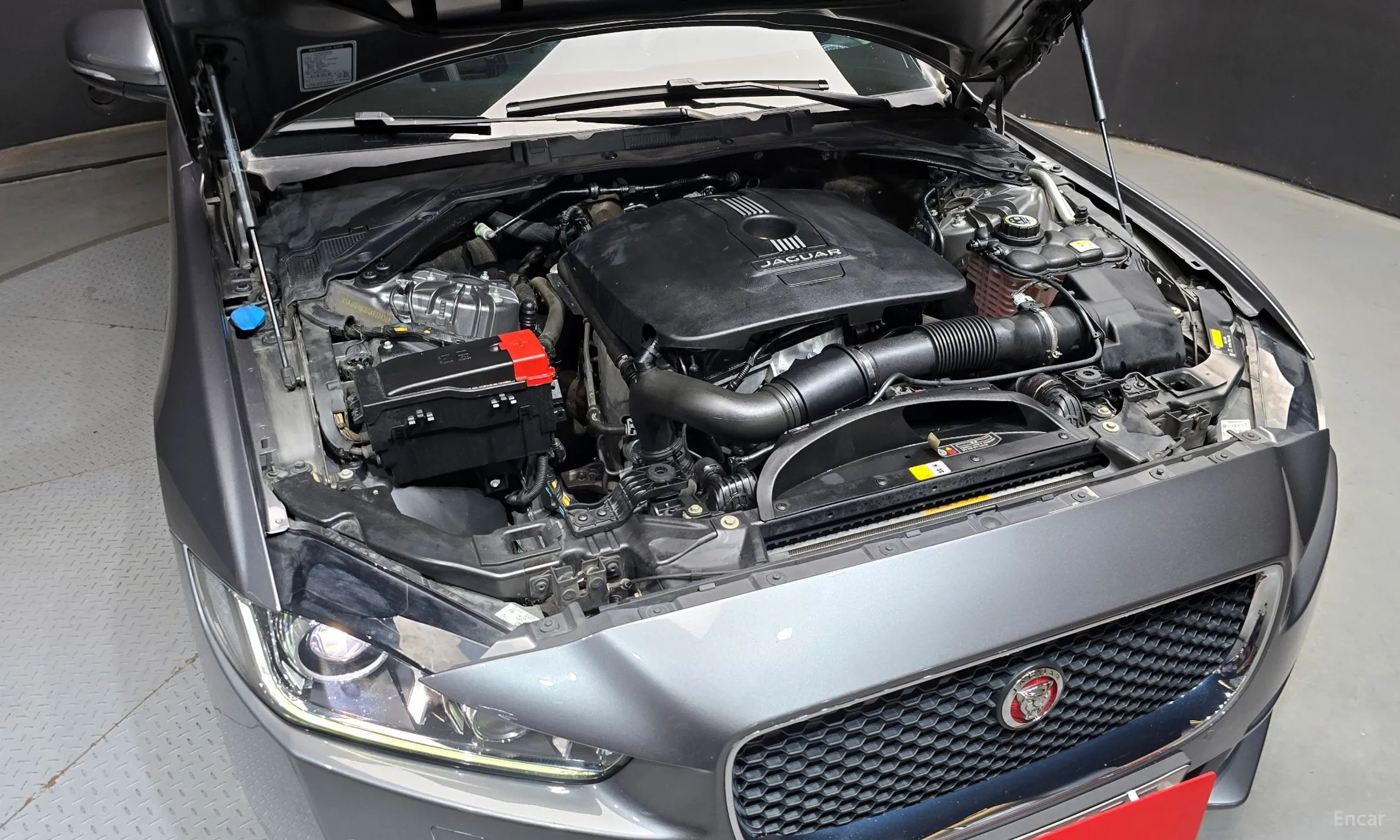 Jaguar XE превью 6
