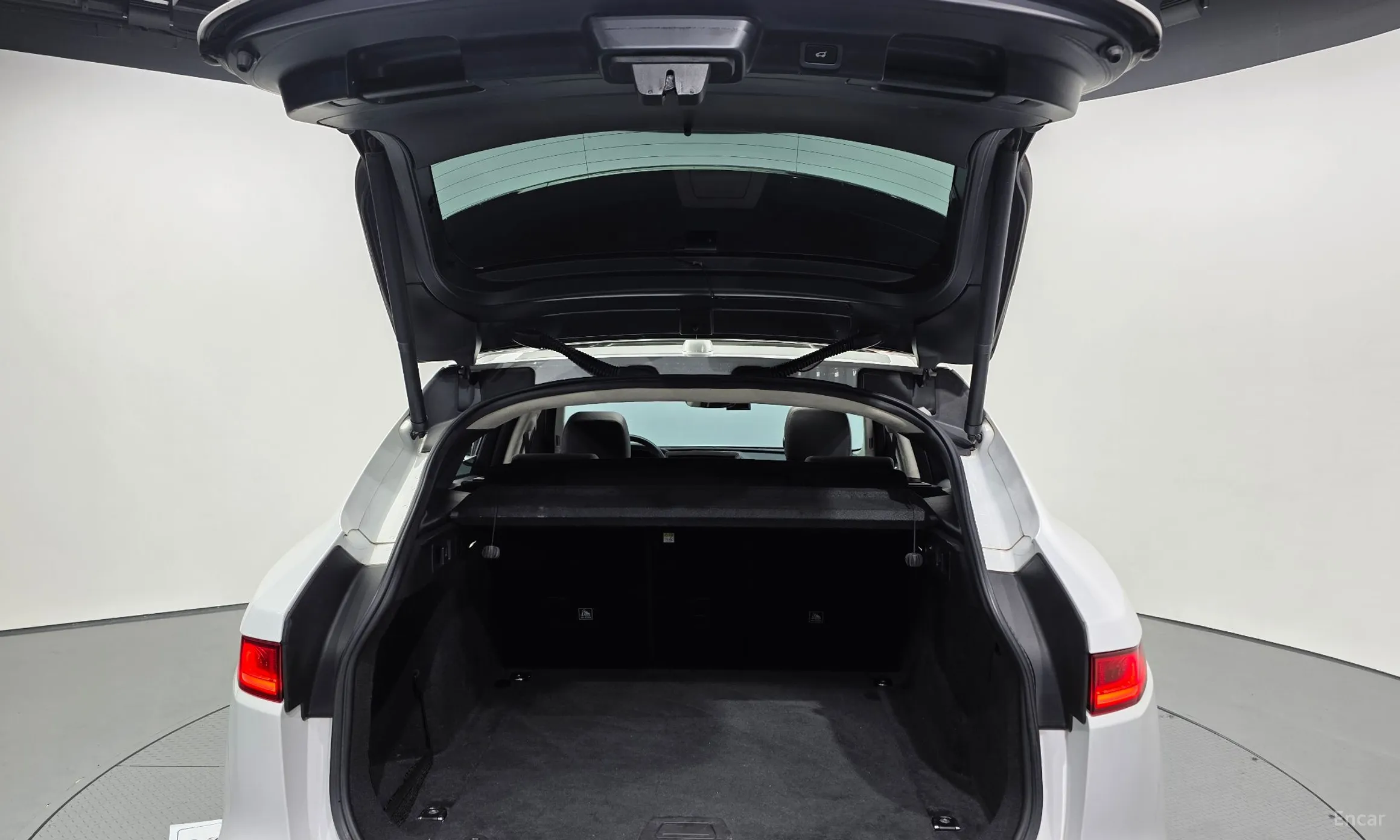 Jaguar F-PACE превью 20