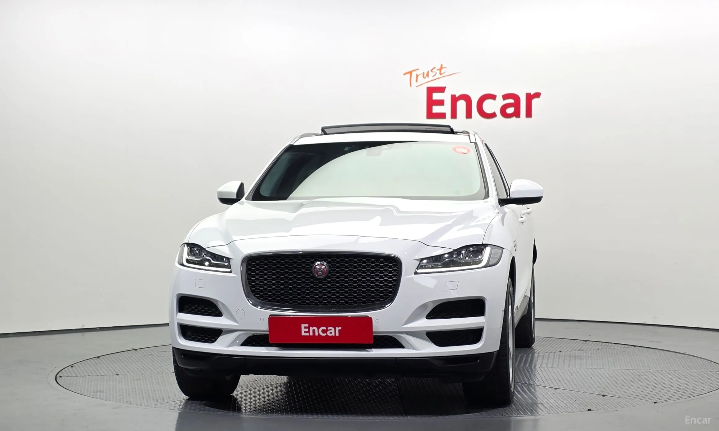 Jaguar F-PACE превью 3