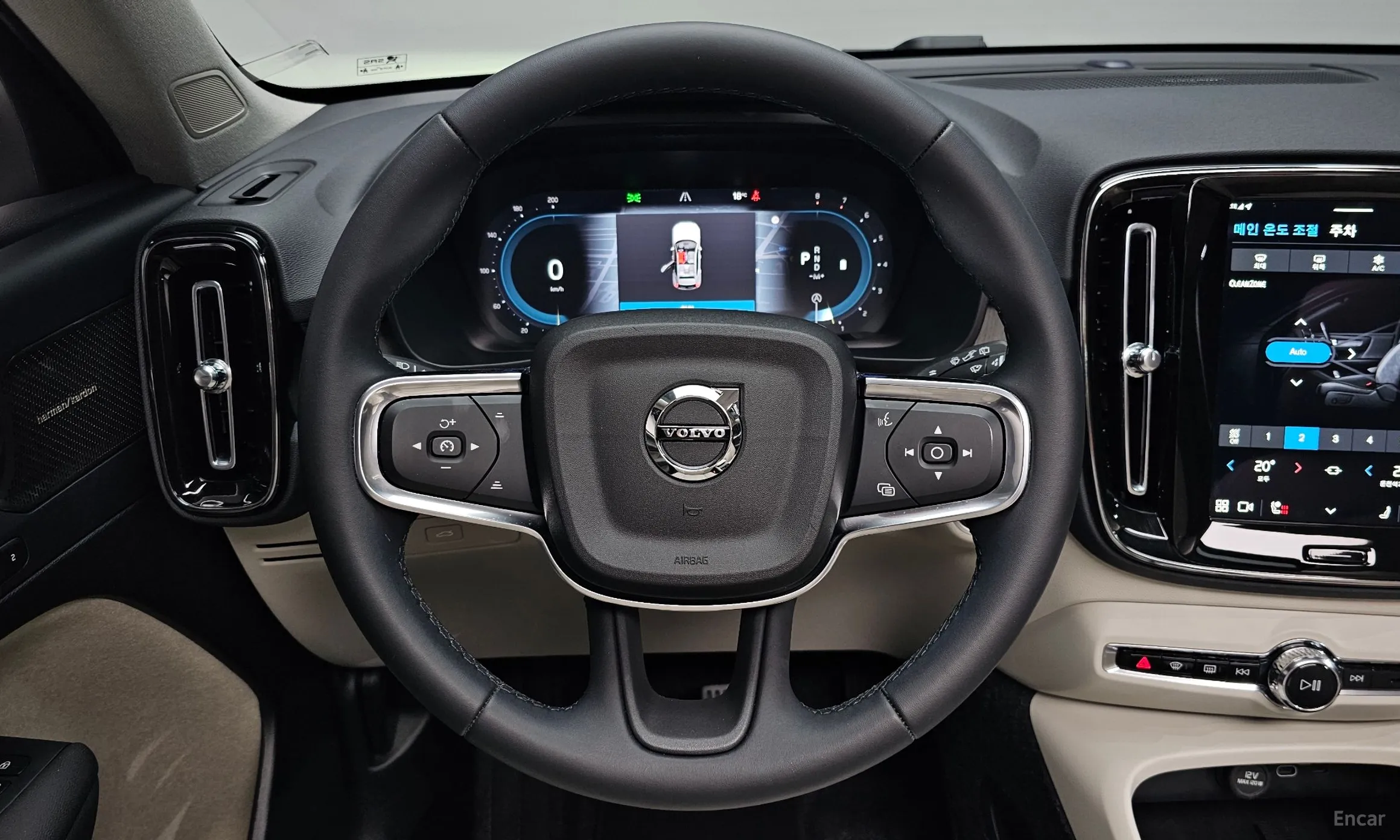 Volvo XC40 превью 12