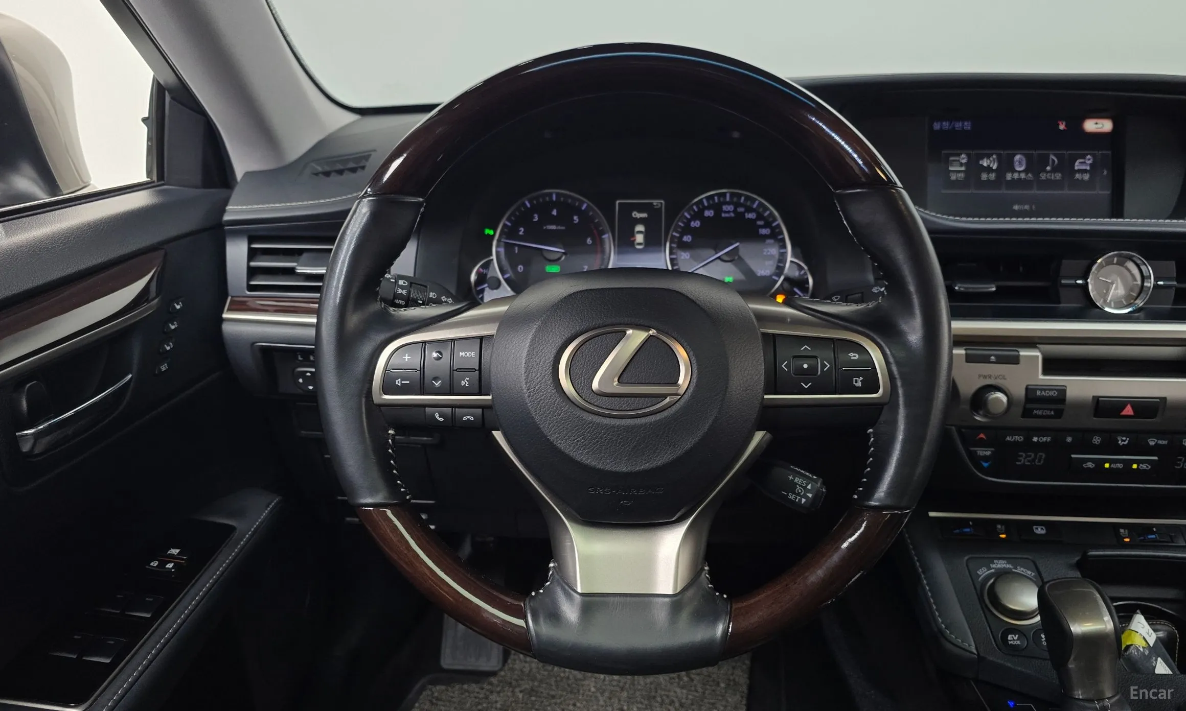 Lexus New ES300h превью 13