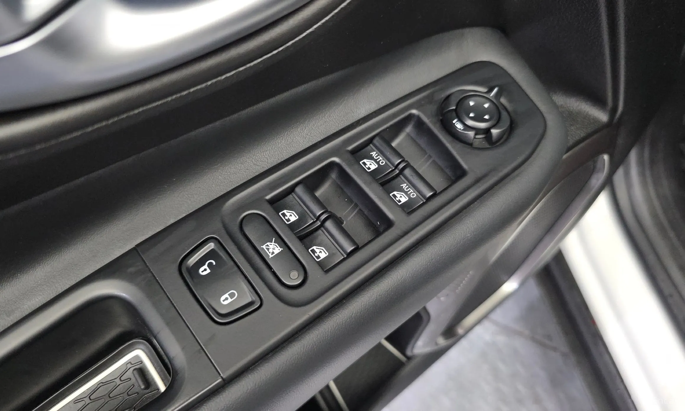 Jeep Renegade превью 13