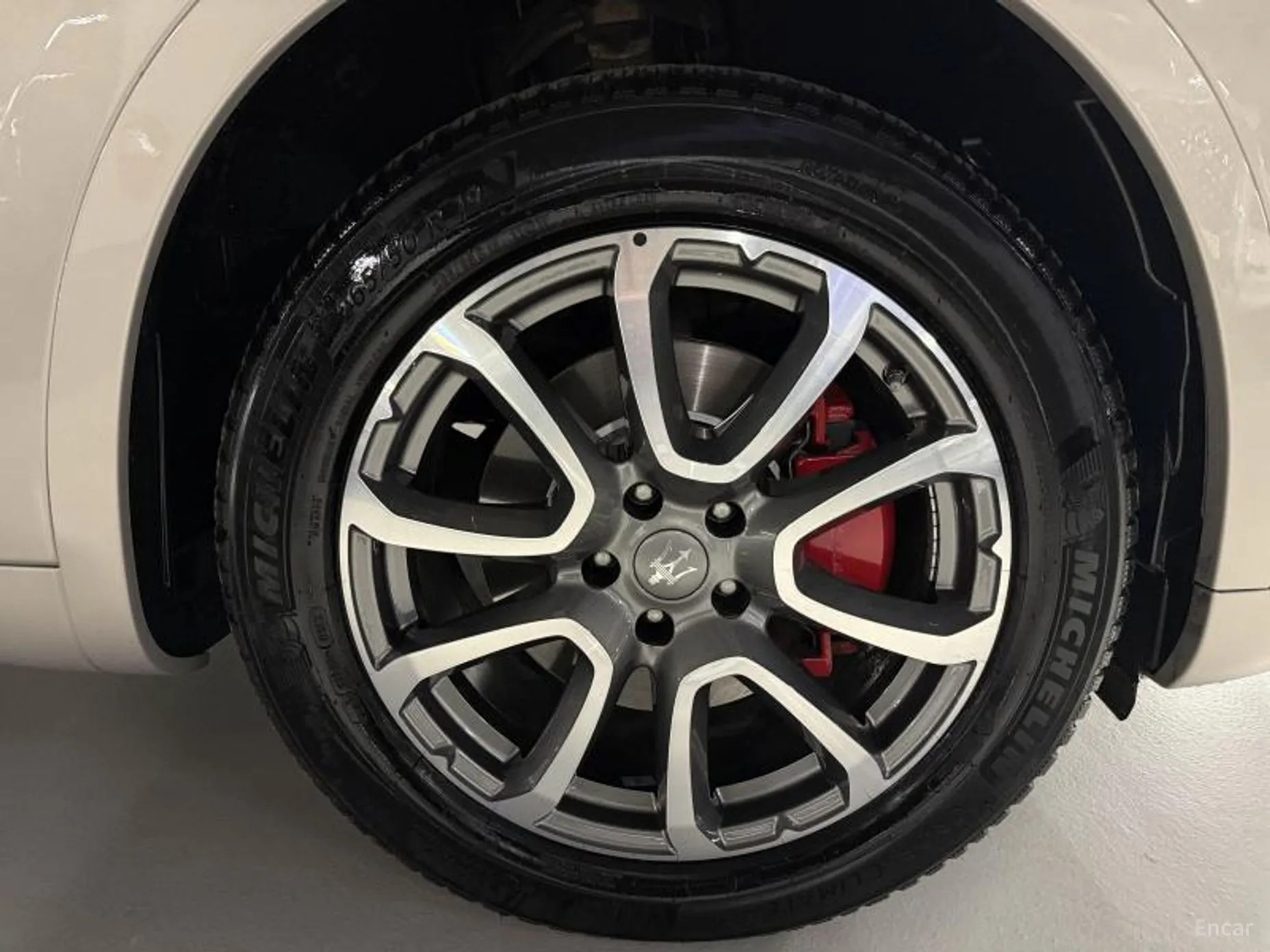 Maserati Levante превью 20