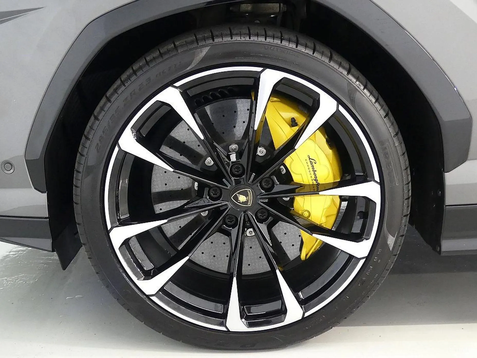 Lamborghini Urus превью 13