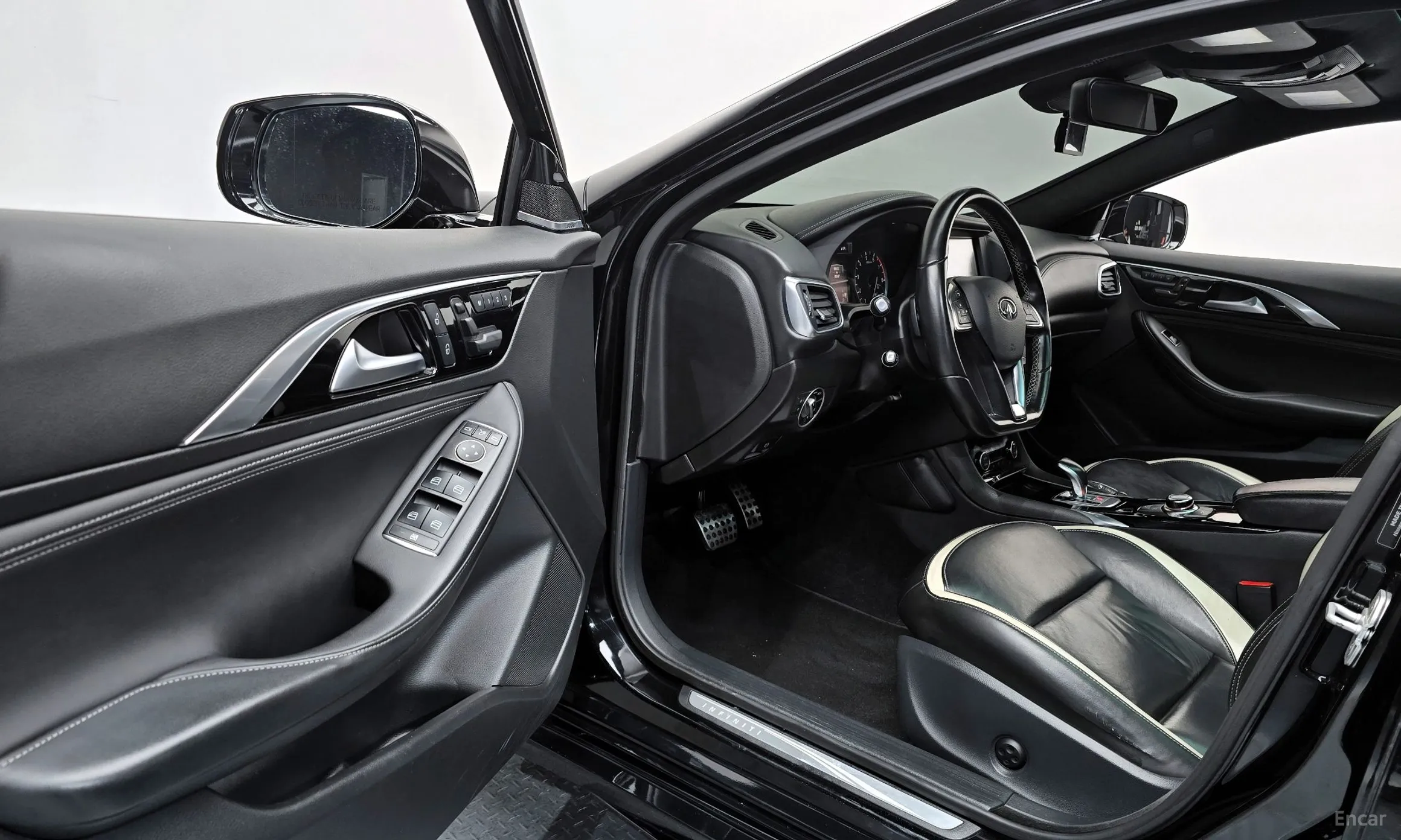 Infiniti Q30 превью 10