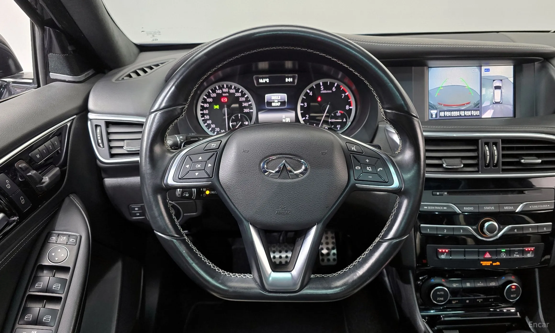 Infiniti Q30 превью 13
