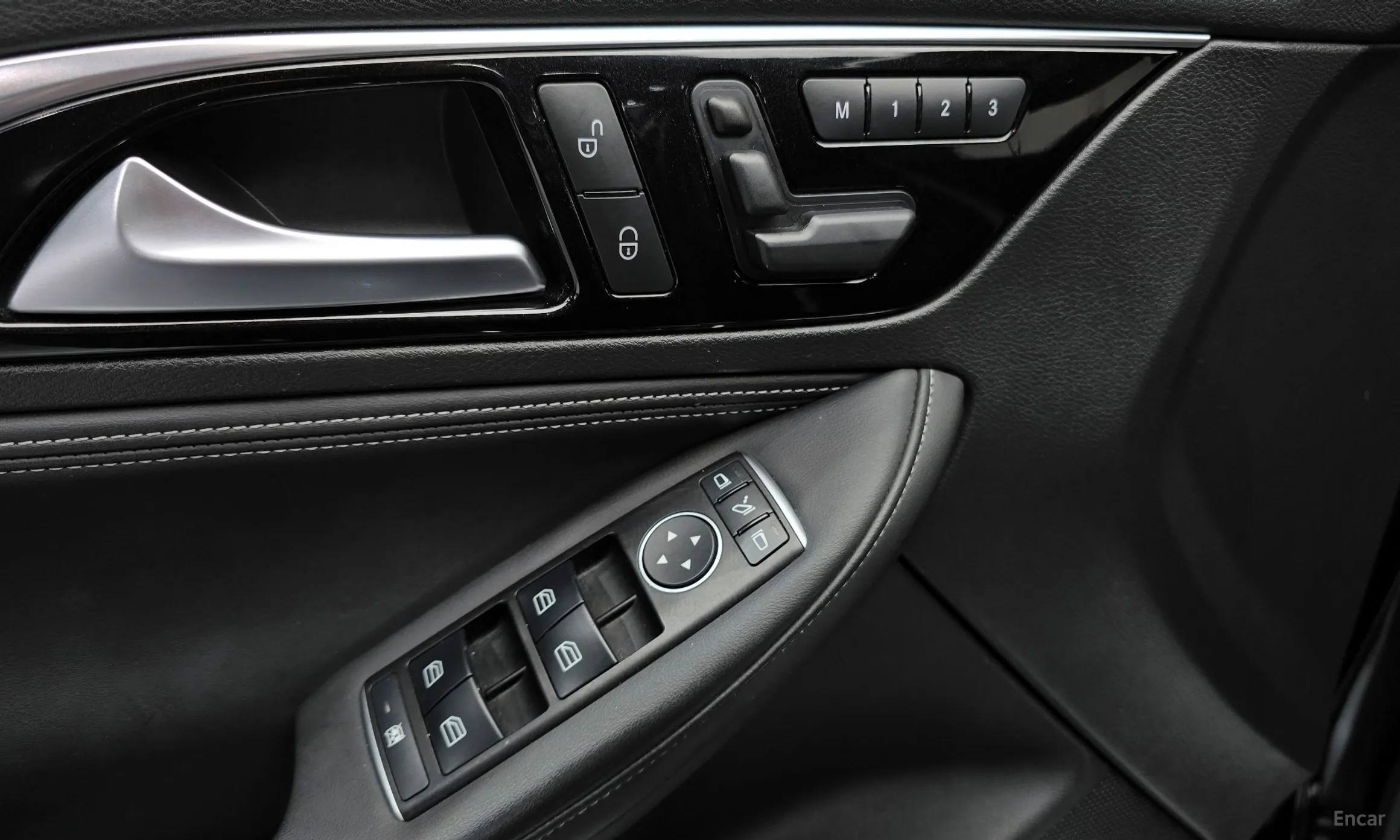 Infiniti Q30 превью 17