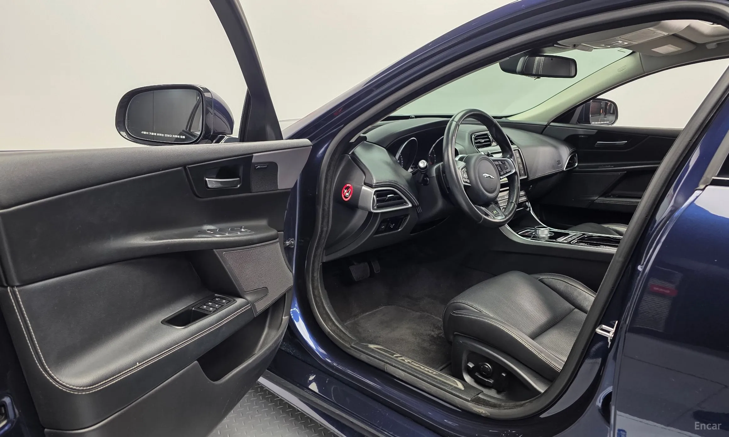 Jaguar XE превью 10