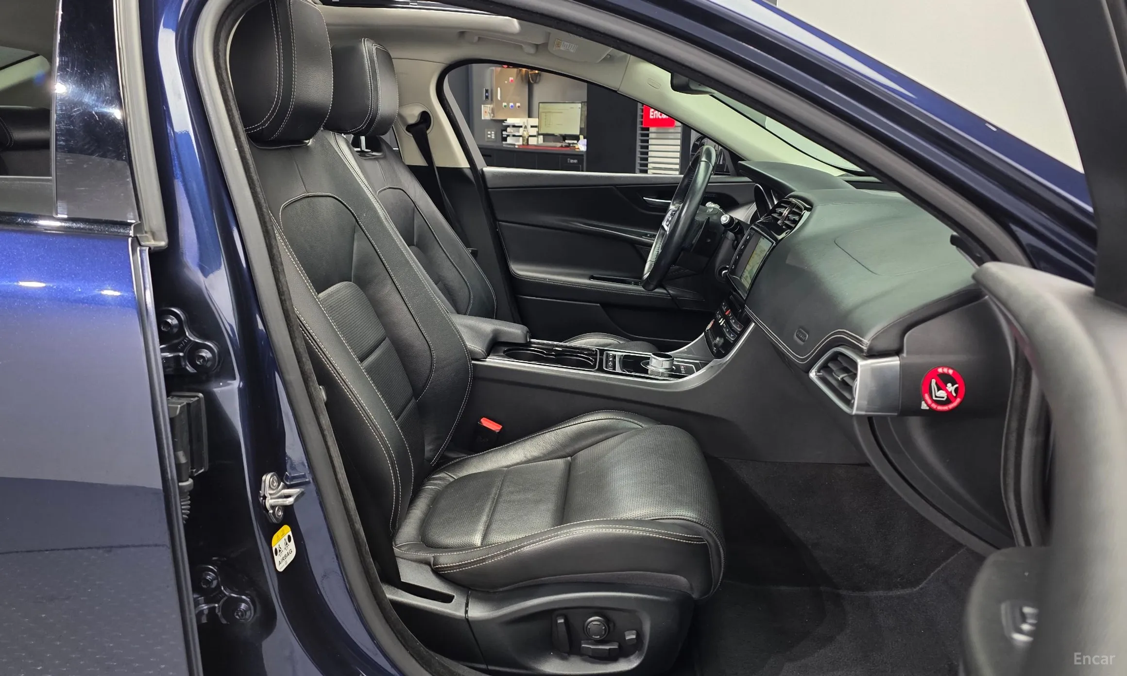 Jaguar XE превью 11