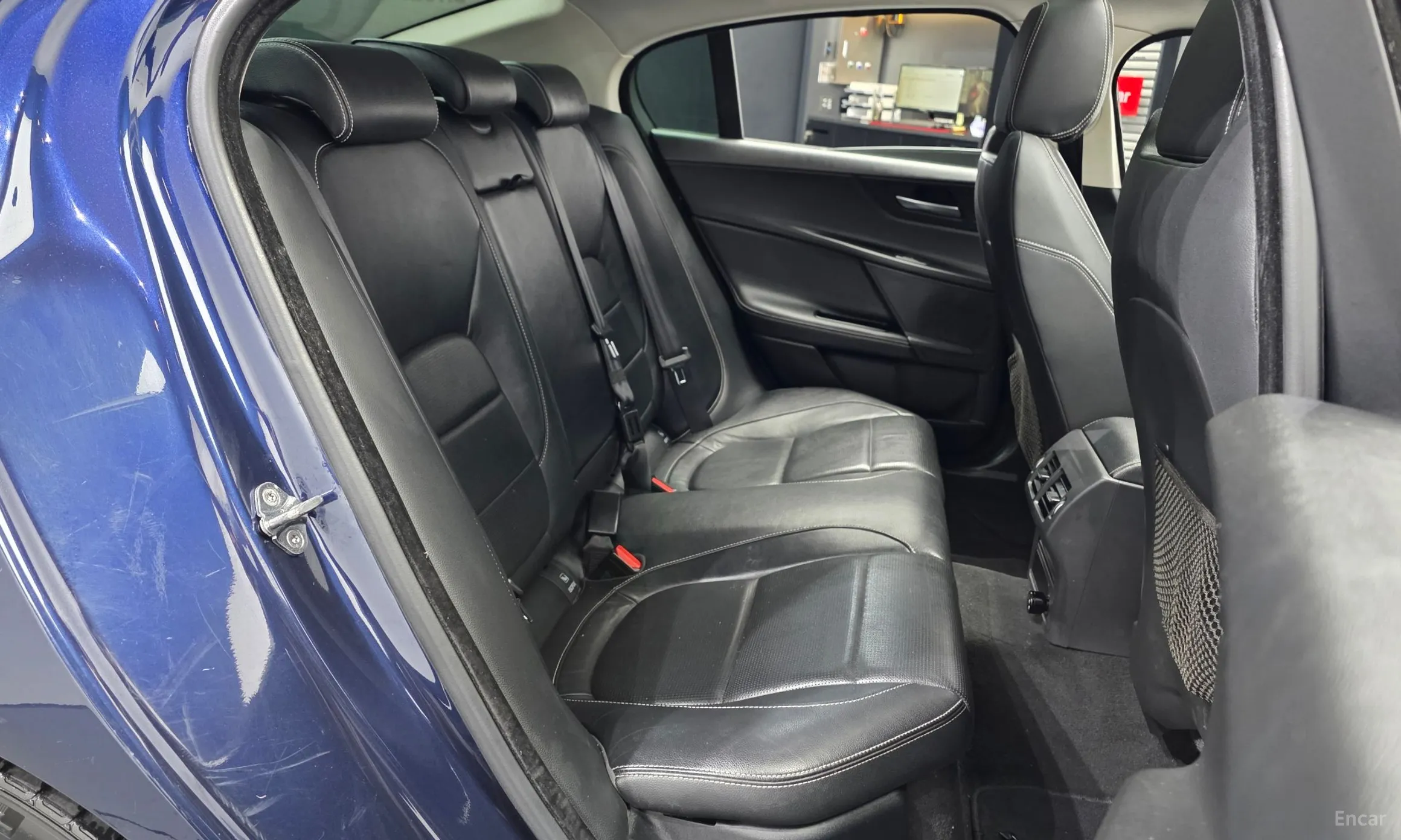 Jaguar XE превью 12