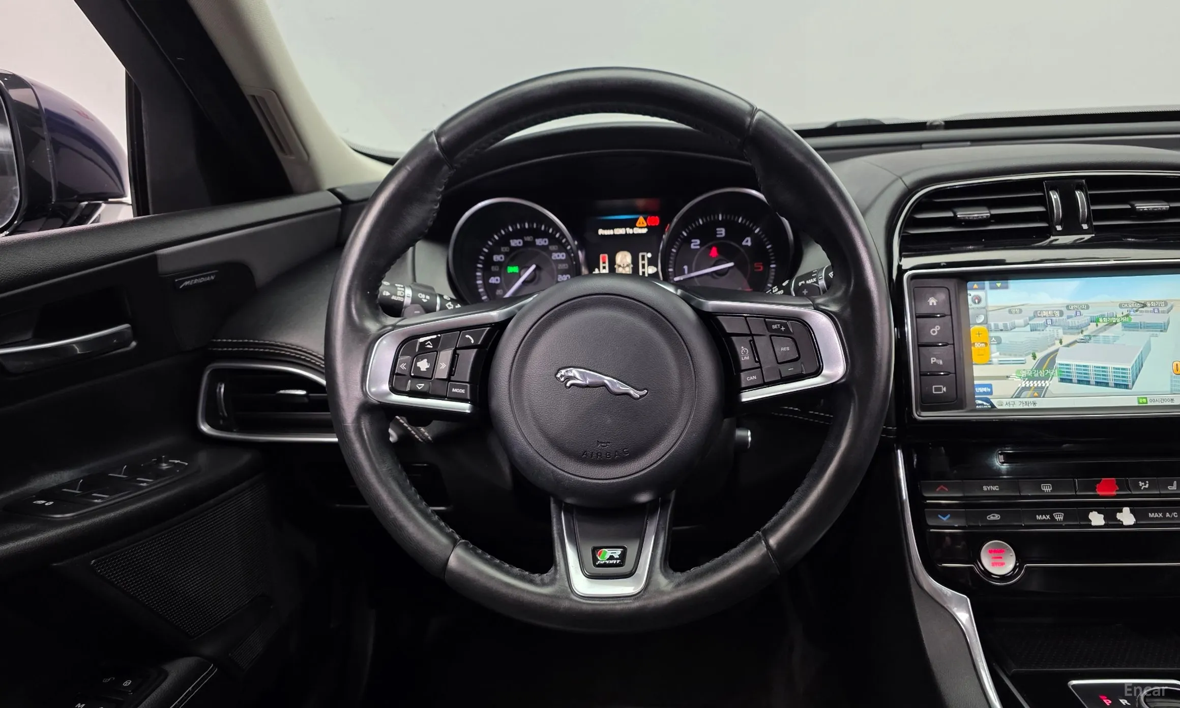 Jaguar XE превью 13