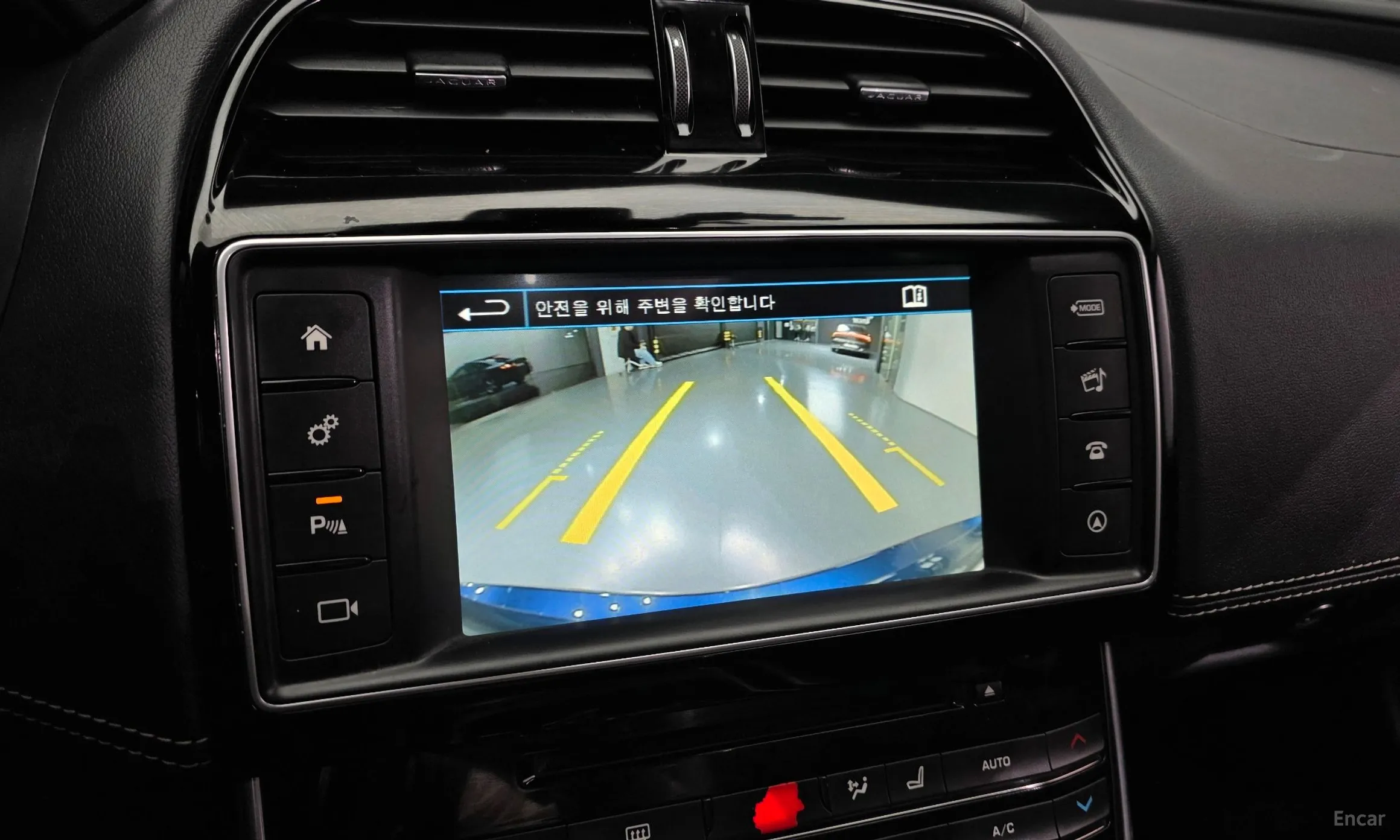 Jaguar XE превью 15