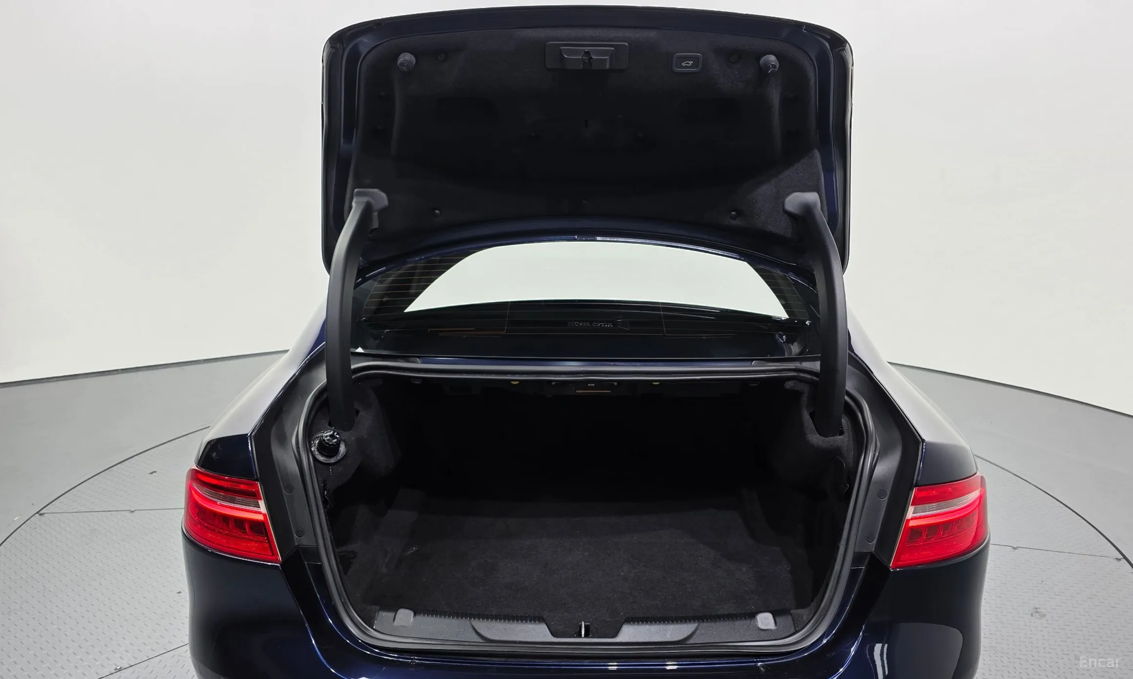 Jaguar XE превью 20