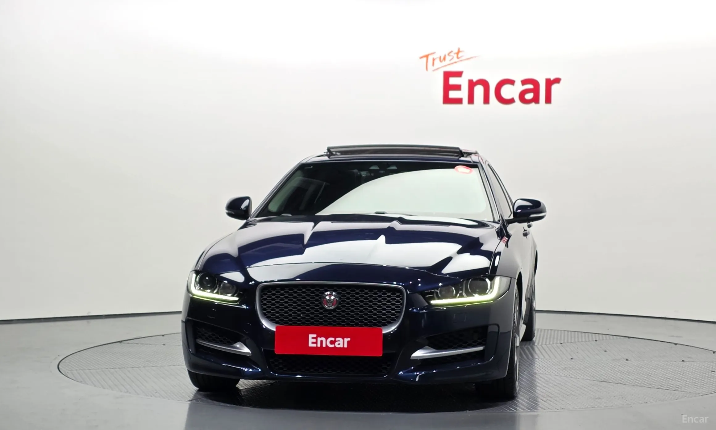Jaguar XE превью 3