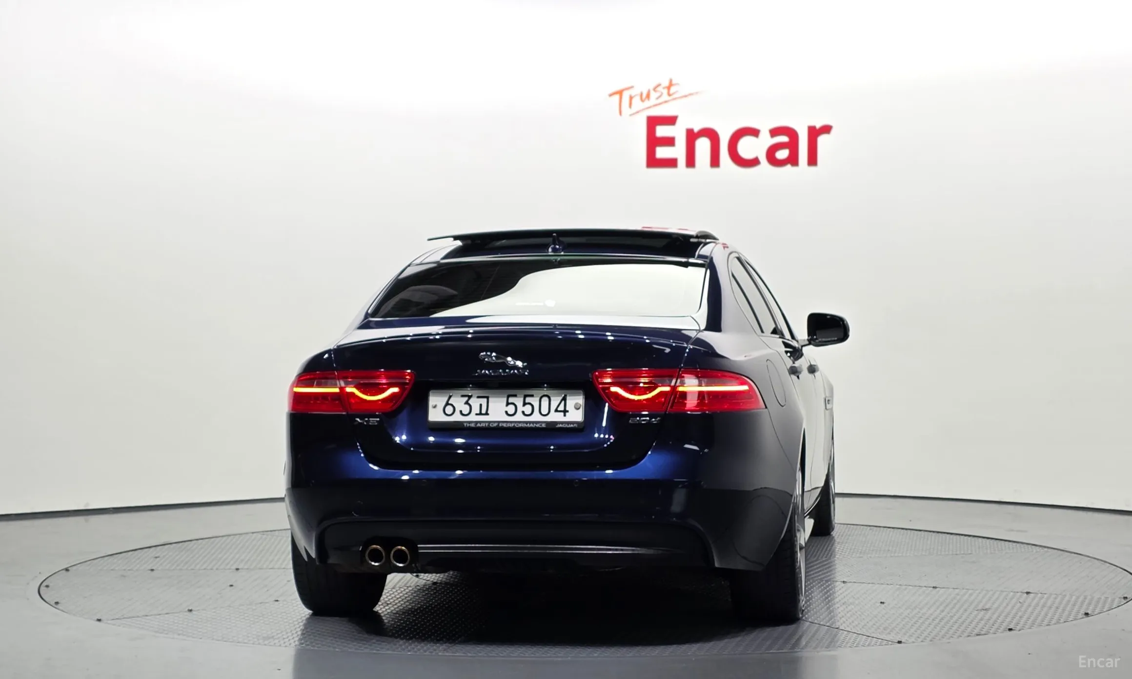 Jaguar XE превью 4