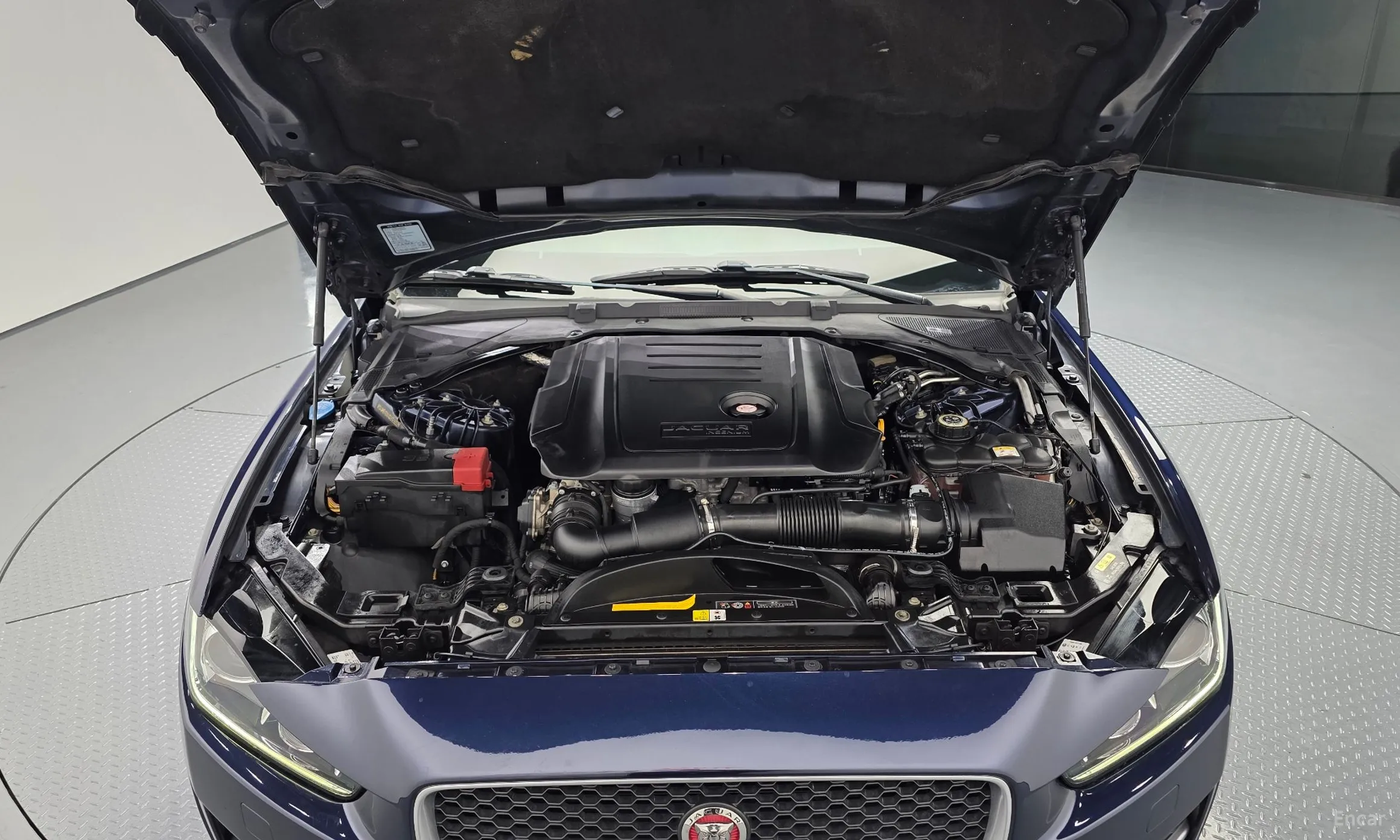 Jaguar XE превью 6