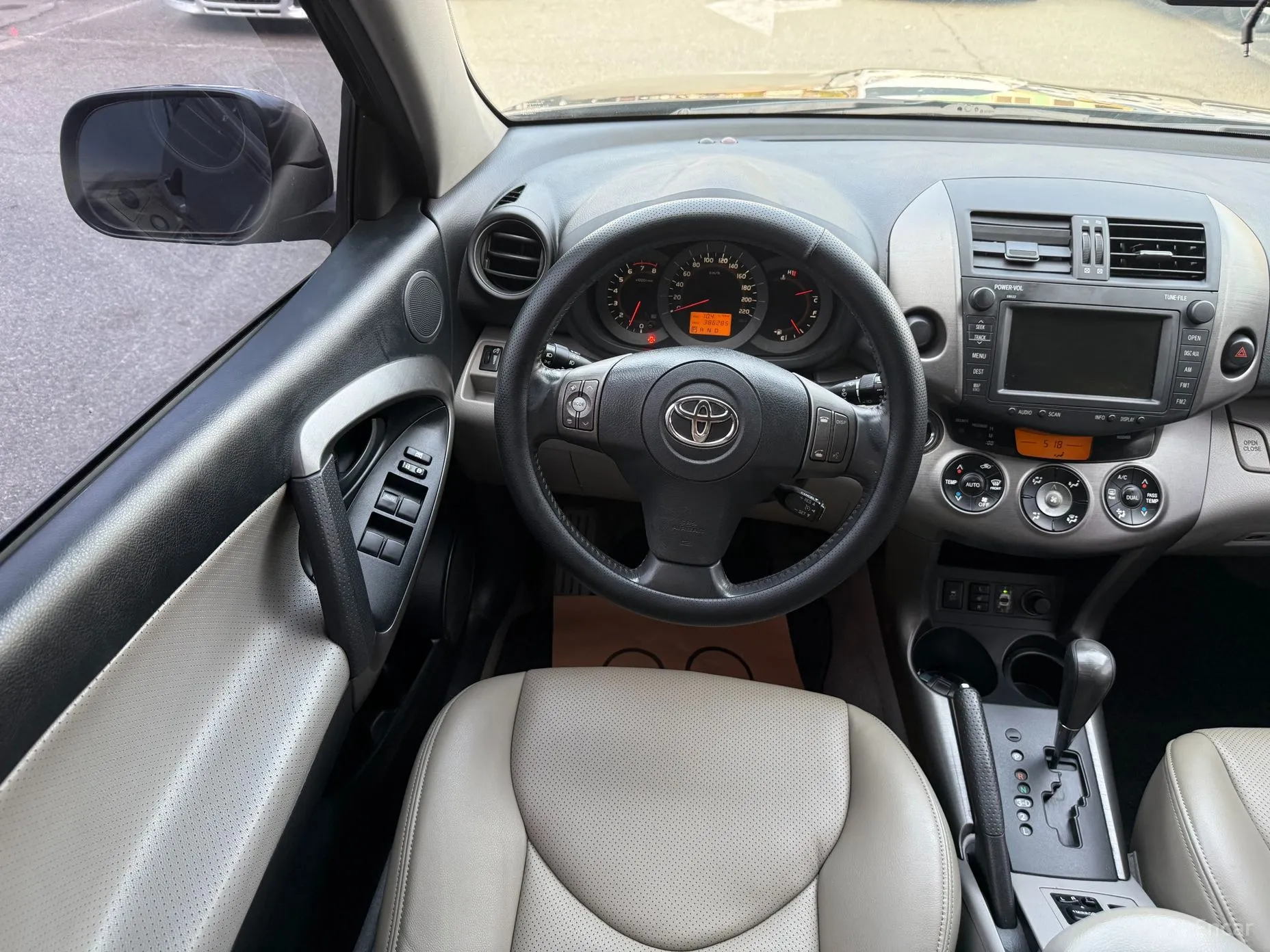 Toyota RAV4 превью 10