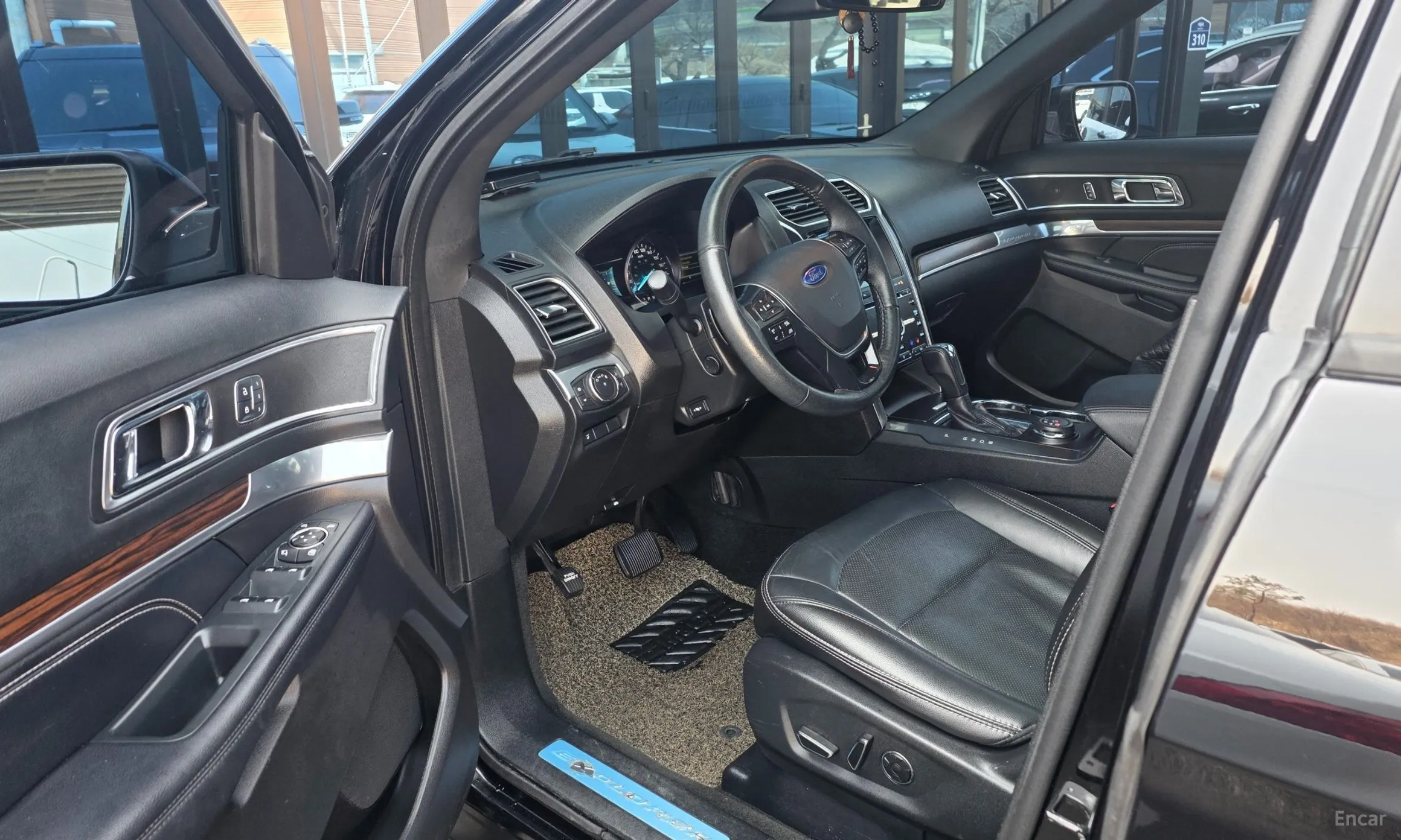 Ford Explorer превью 15
