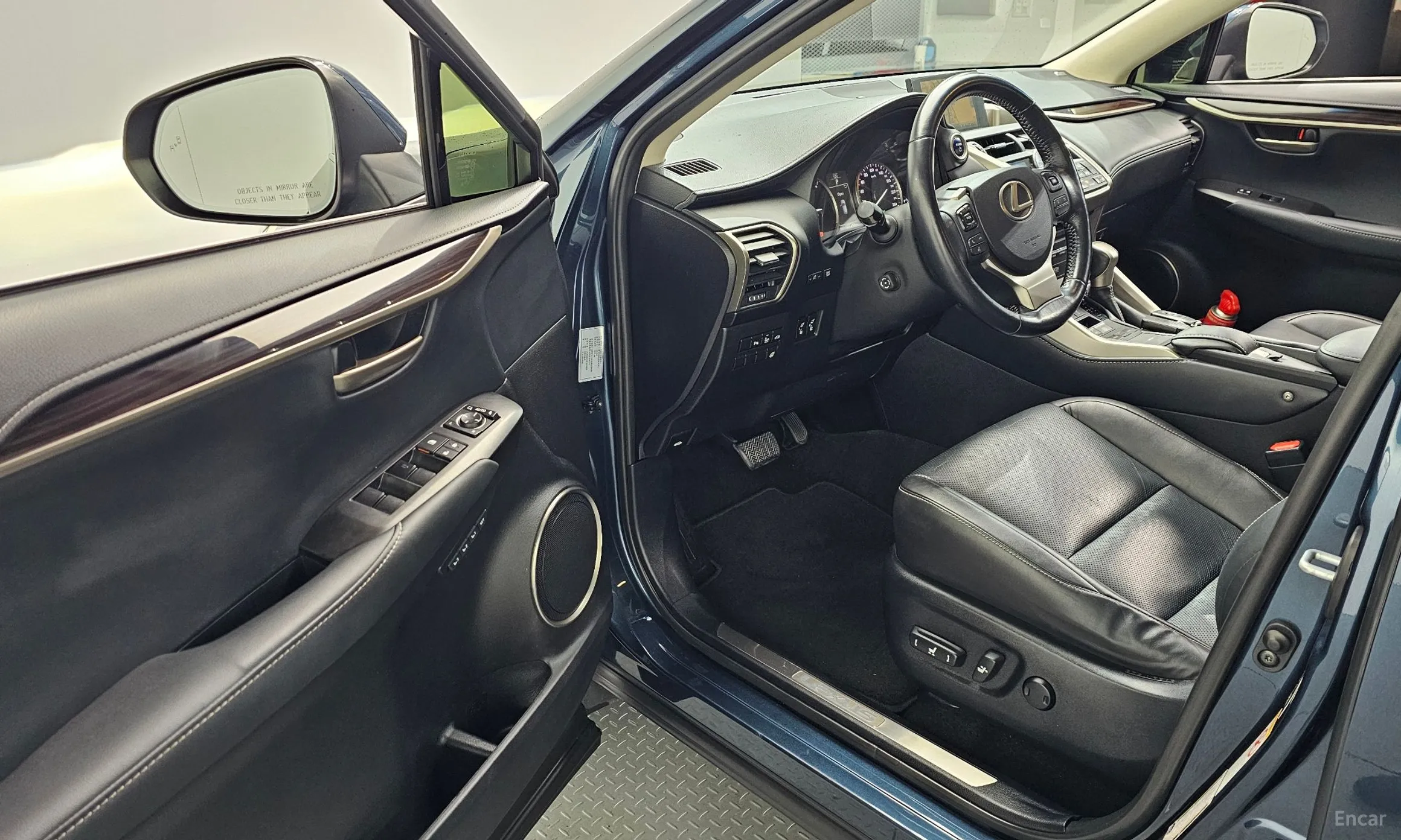 Lexus NX300h превью 10