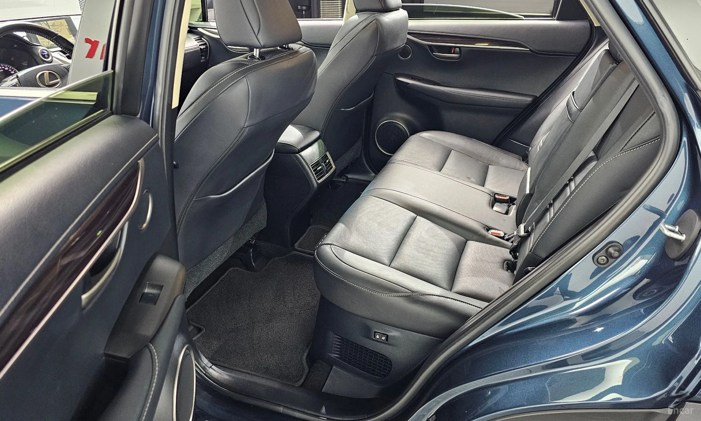 Lexus NX300h превью 11