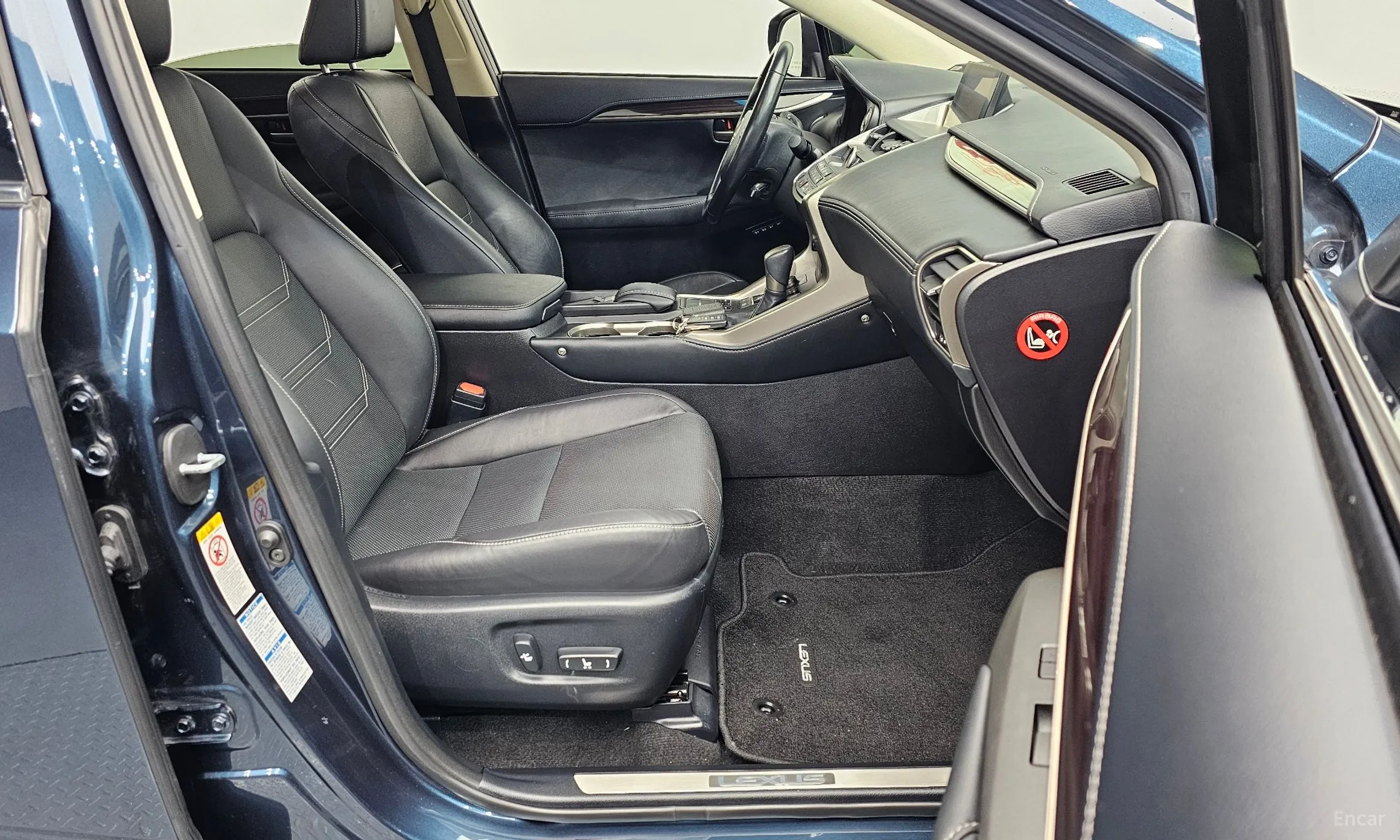 Lexus NX300h превью 12