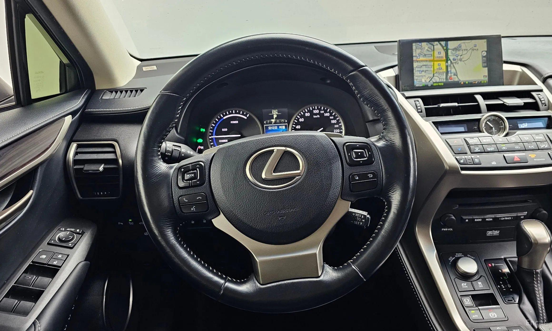 Lexus NX300h превью 13
