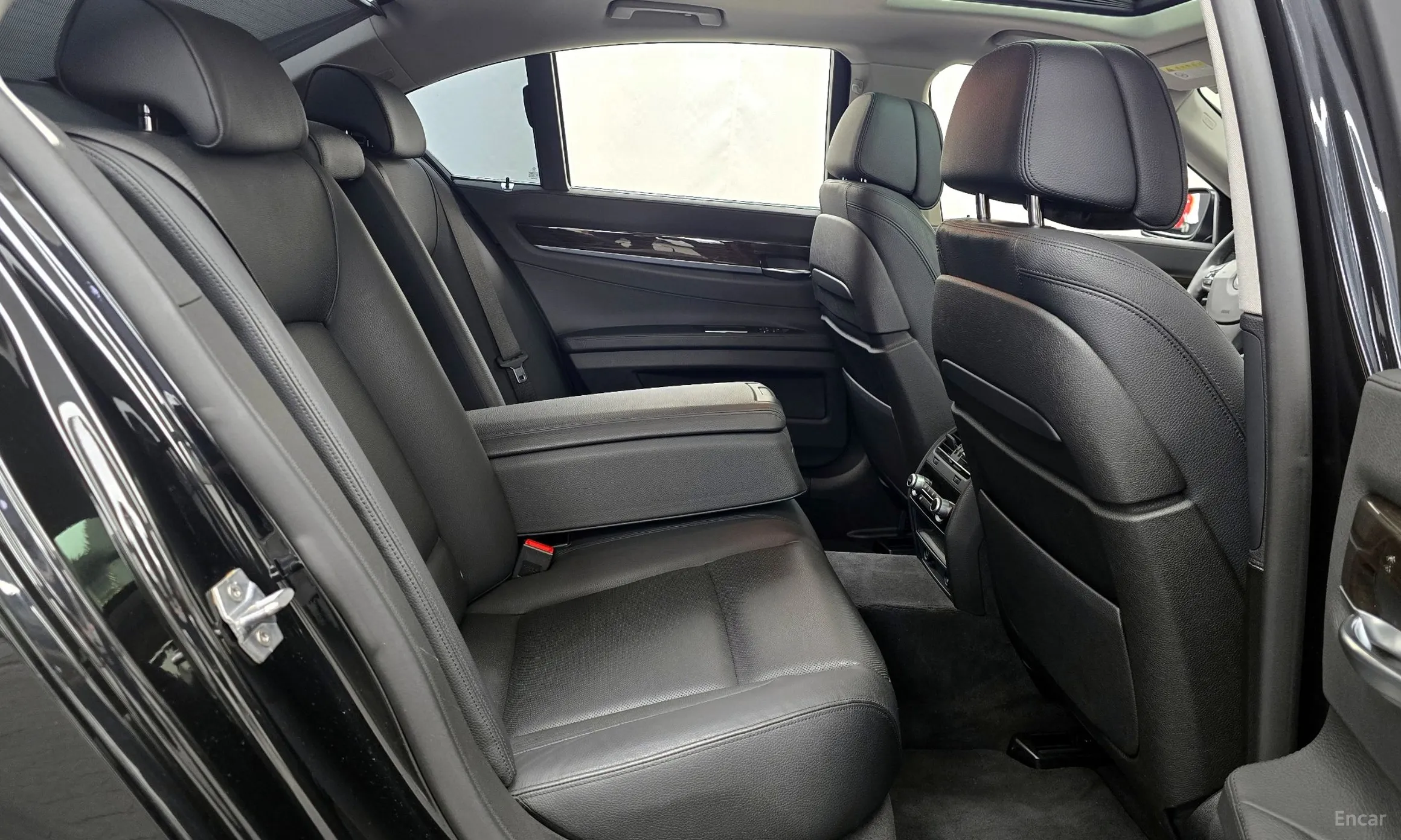 BMW 7 Series (F01) превью 12