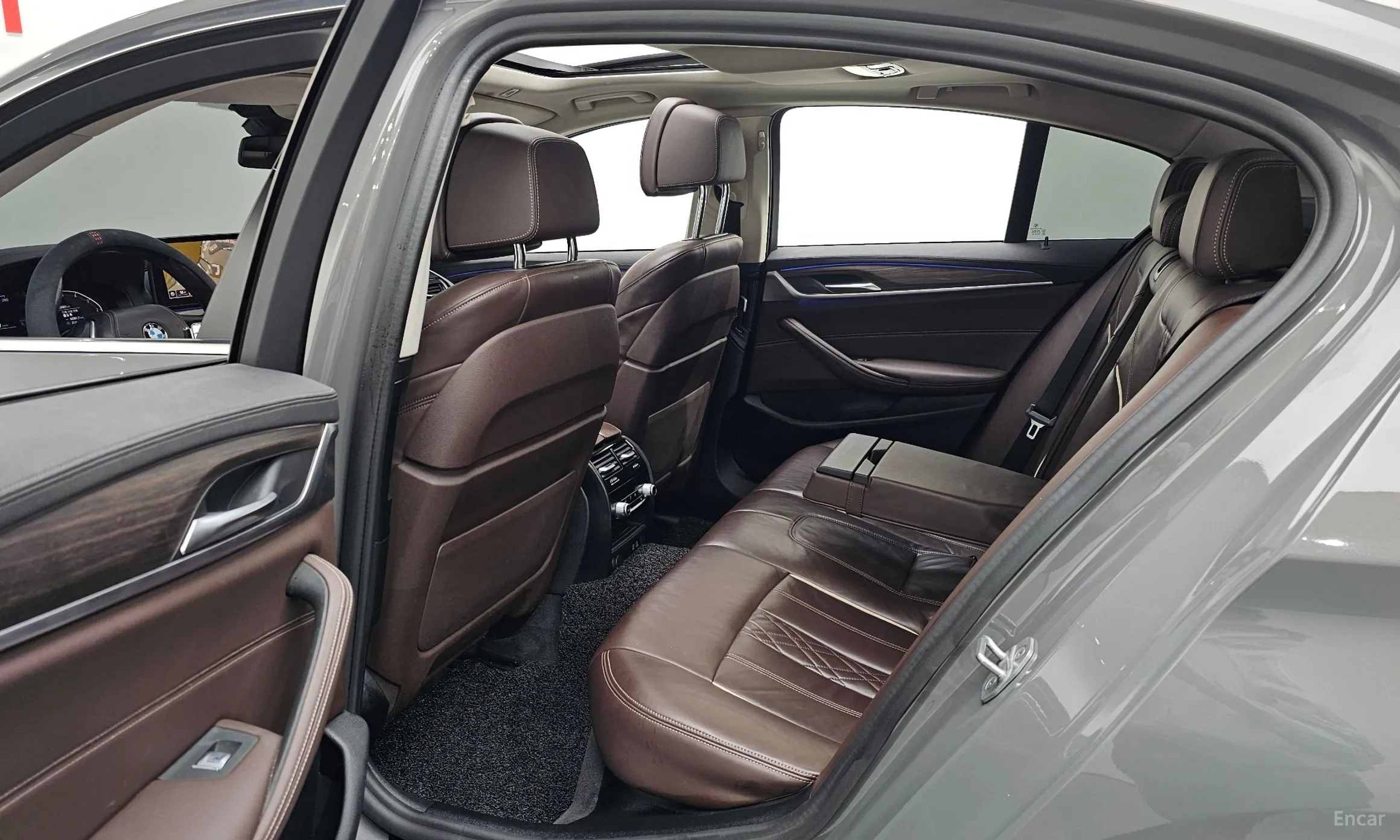 BMW 5 Series (G30) превью 12