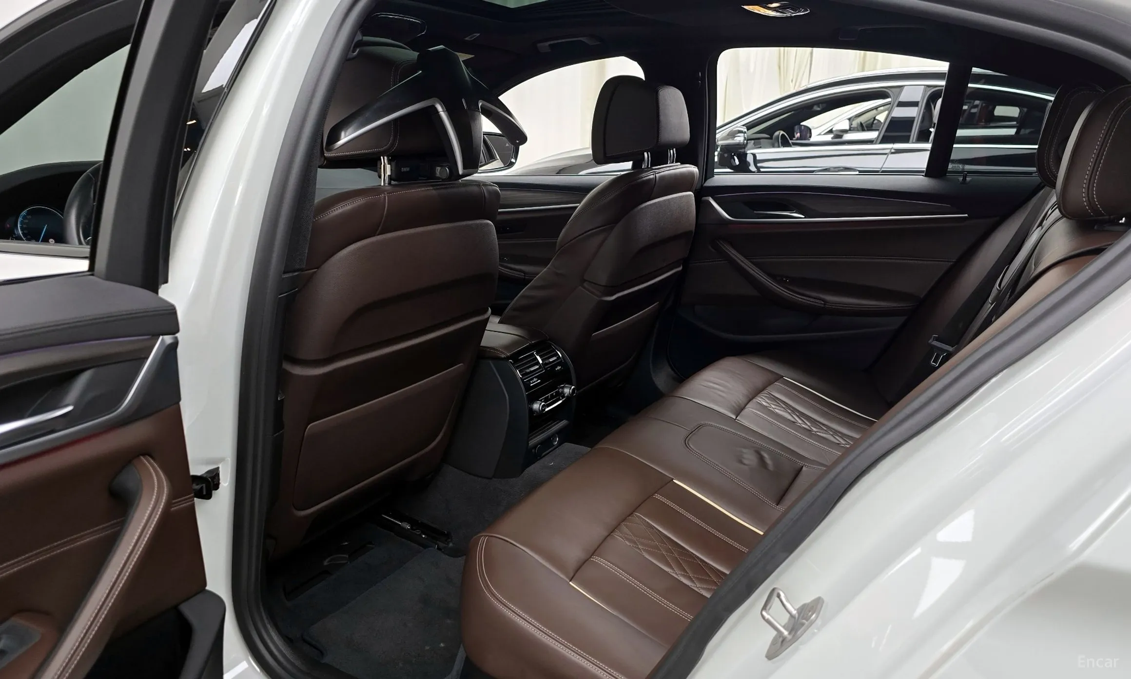 BMW 5 Series (G30) превью 11