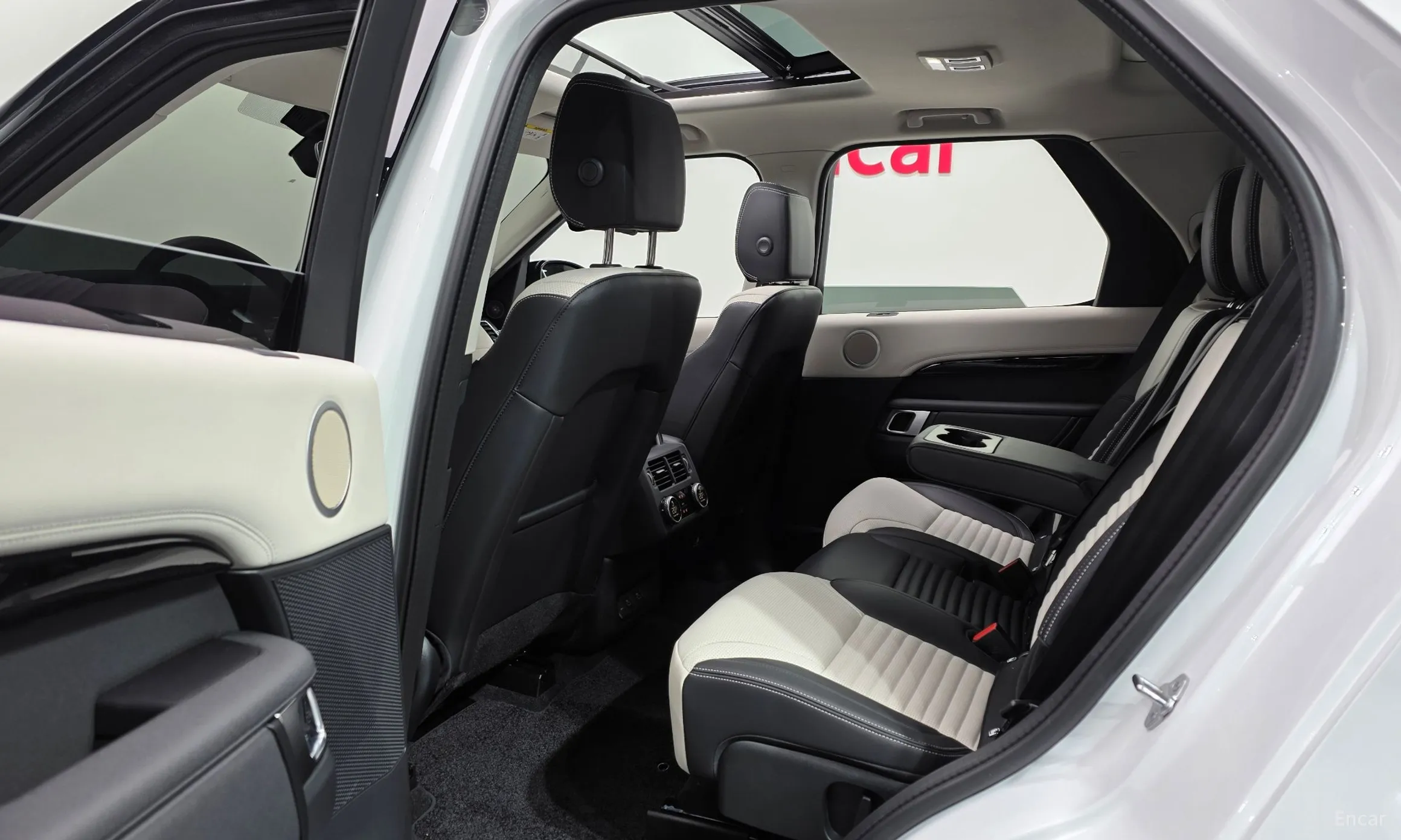 Land Rover Discovery 5 превью 11