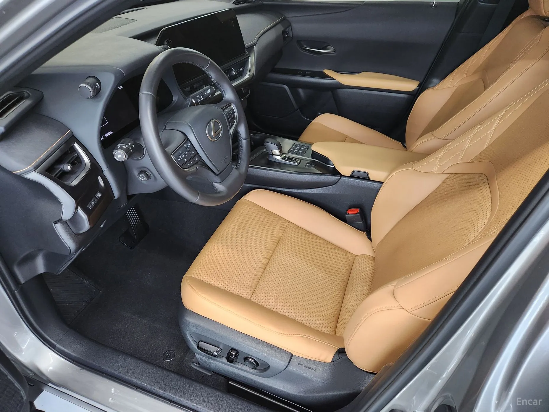 Lexus UX300h превью 10