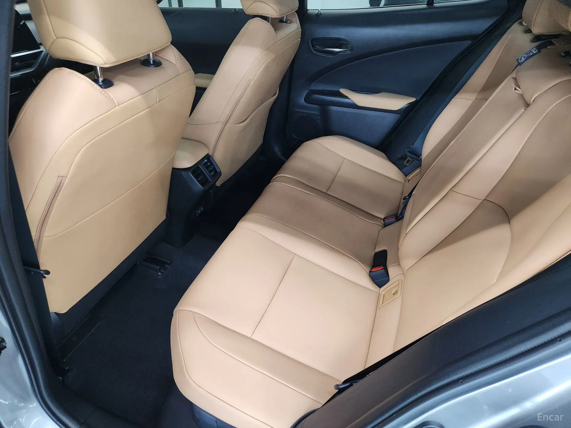 Lexus UX300h превью 11