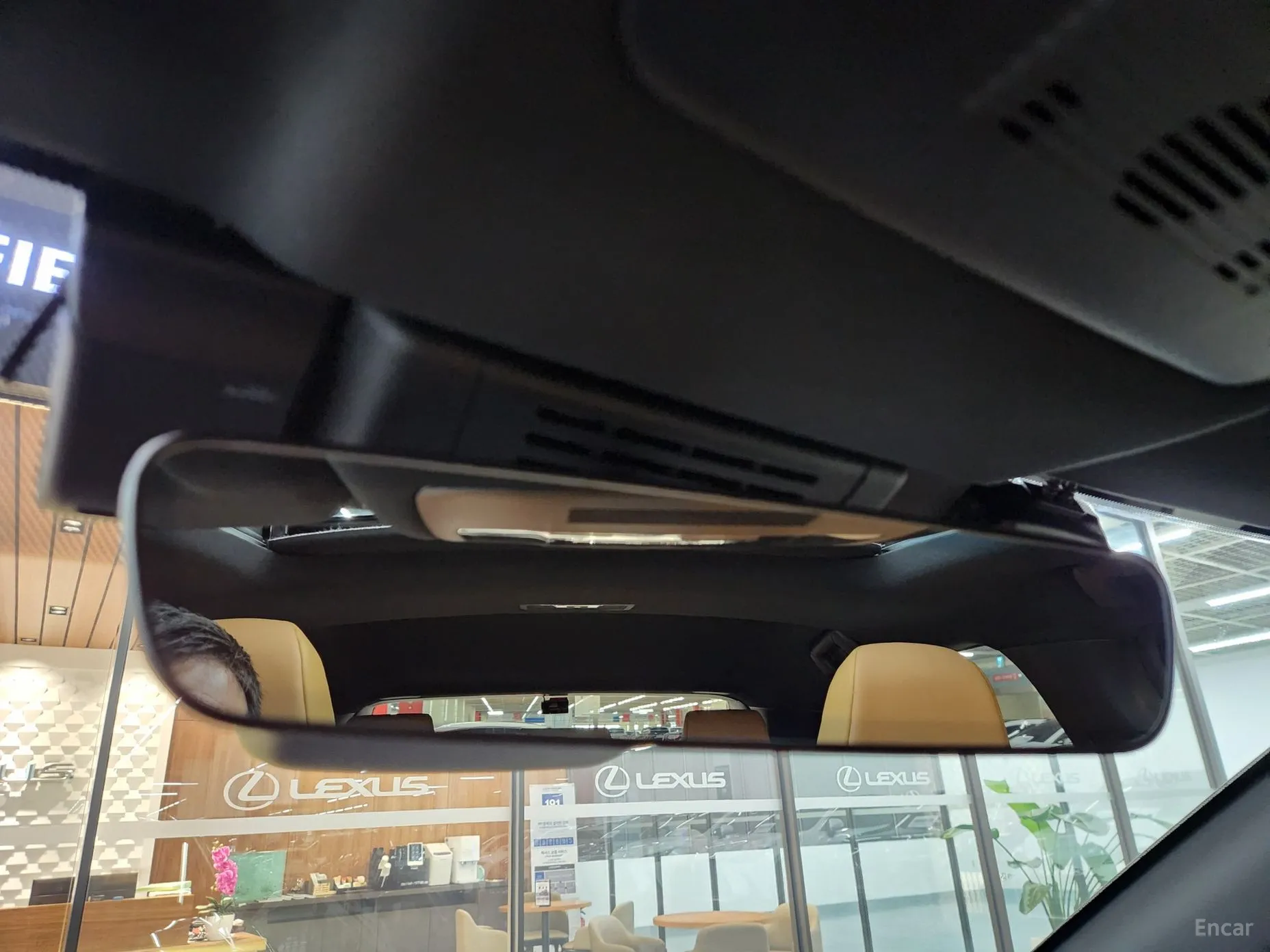 Lexus UX300h превью 14
