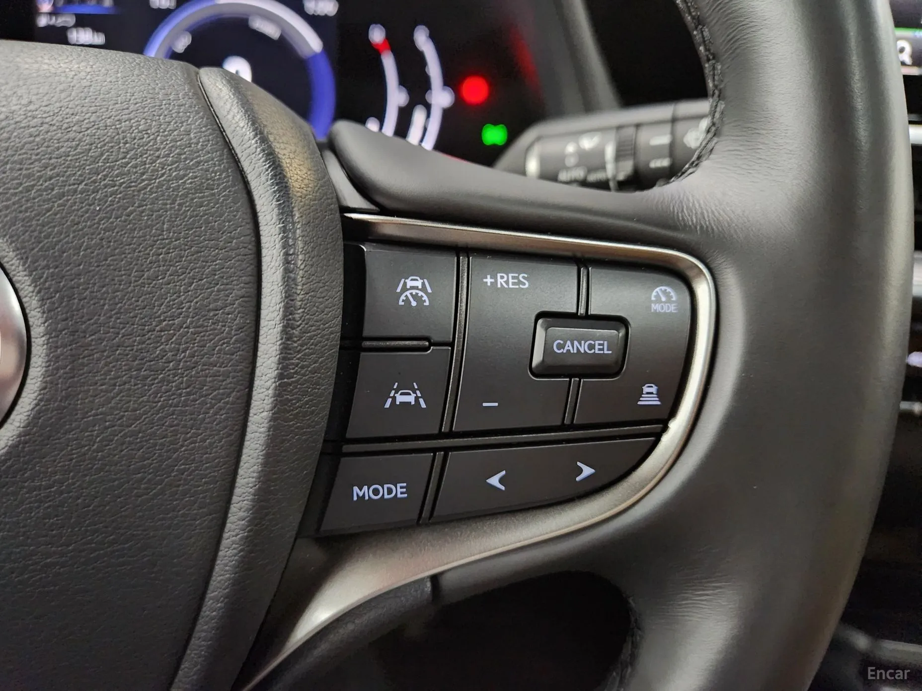 Lexus UX300h превью 15