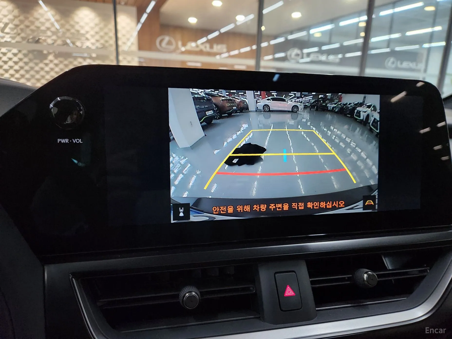 Lexus UX300h превью 16