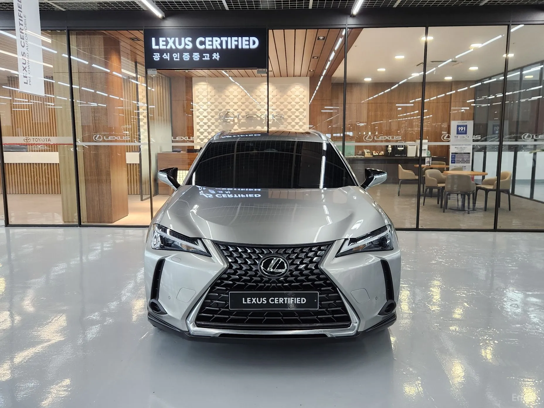 Lexus UX300h превью 3