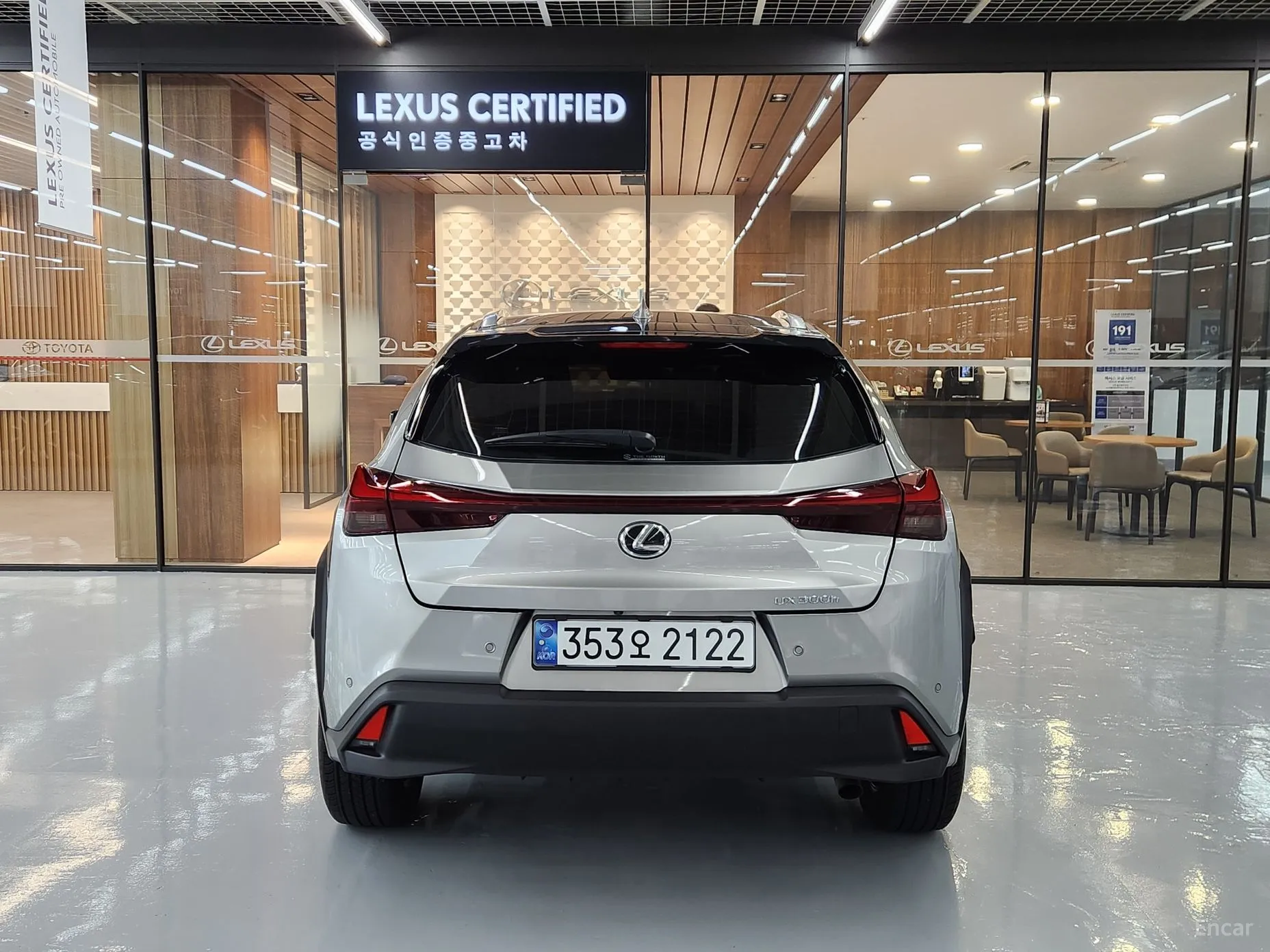 Lexus UX300h превью 4
